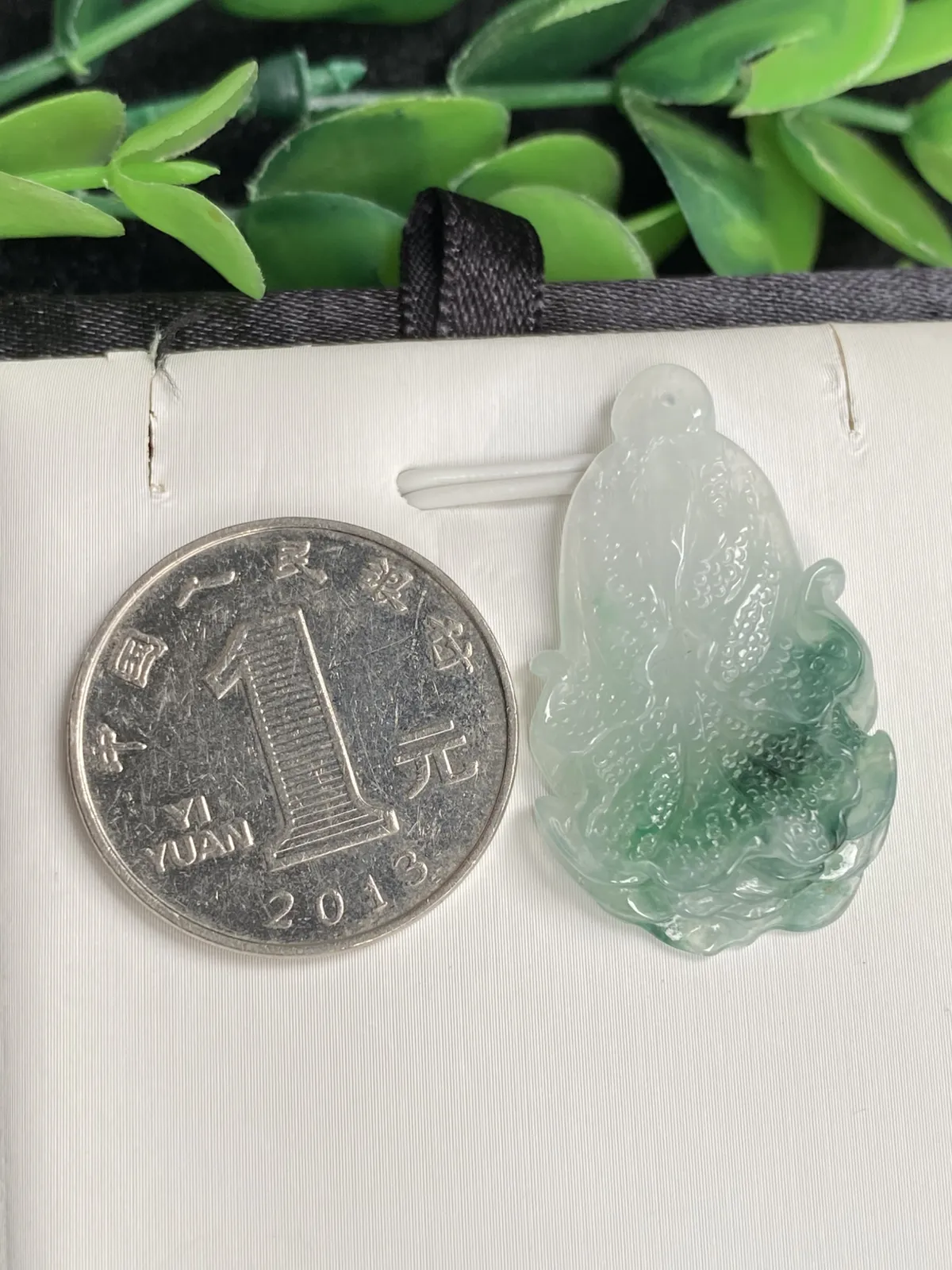 推荐【冰飘花白菜】百财俱来，正财偏财都招来的，无纹裂，巧雕，飘花蓝绿，水润起光，超冰透，细腻，品相佳，超值～～34.5*20*6.4