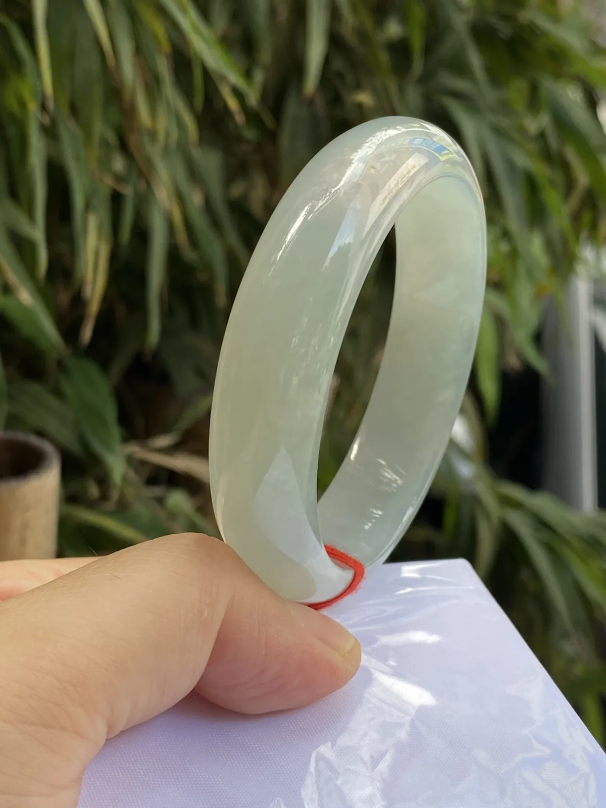 推荐【56.8圈冰绿镯】冰透，冰糯水润，超细腻，粉色处晶体透感，没有任何纹裂，种老水长，种水超好，超值～～