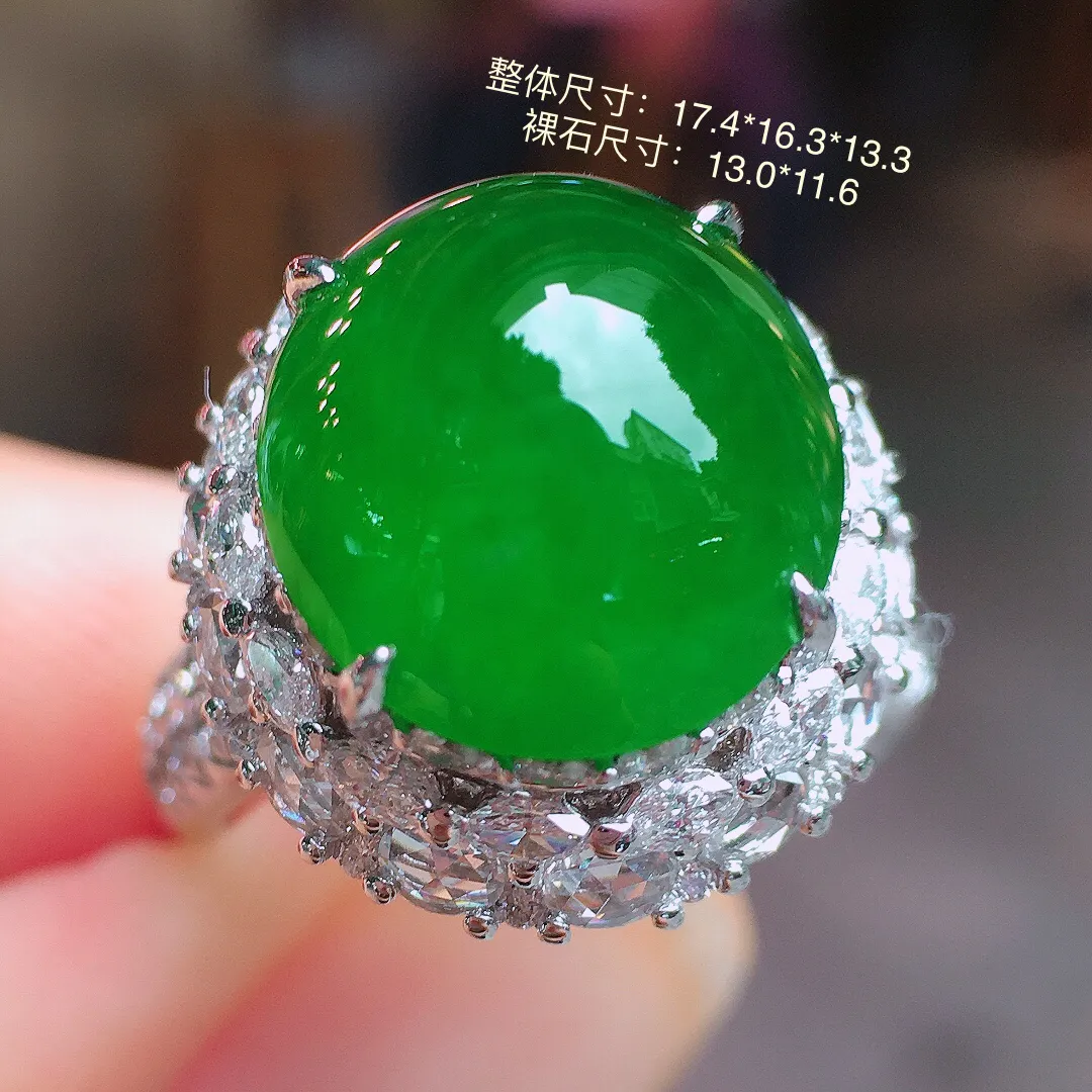 辣绿蛋面戒指，色泽均匀艳丽，玉质细腻，荧光感超
强，饱满水润，气质满满。18k
金豪华镶嵌
