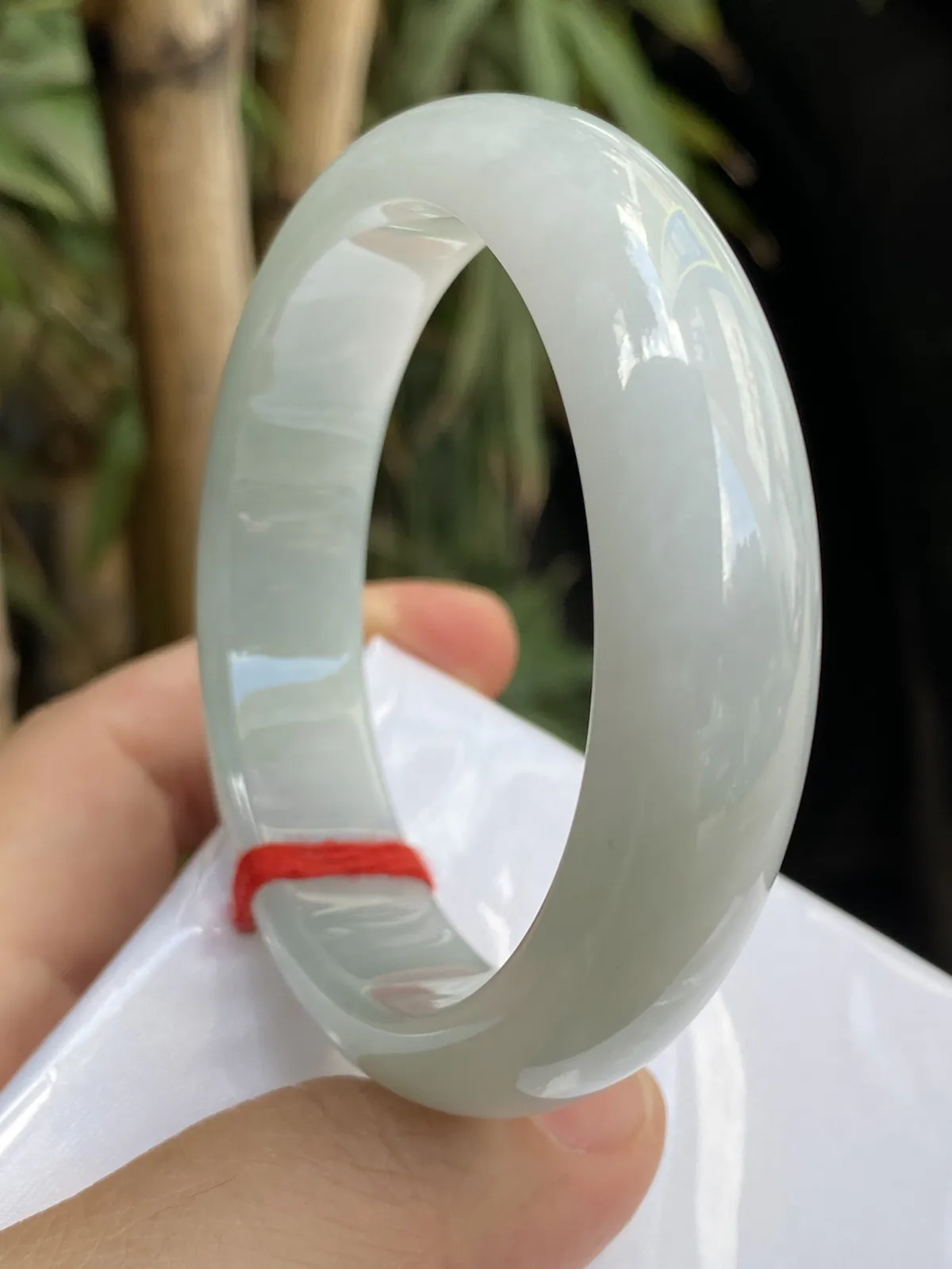 推荐【55.2圈淡绿镯】飘淡绿花，水润，细腻，种老，水头好，超值～～ 透光见纹
