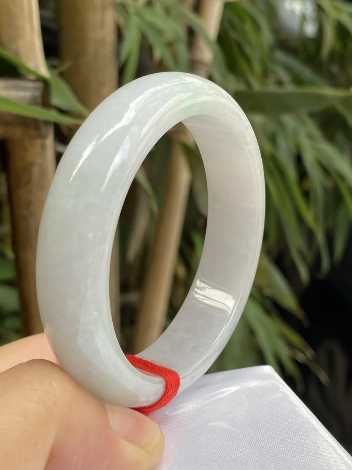 推荐【54圈飘绿镯】飘淡绿花，水润，细腻，种老，水头好，超值～～