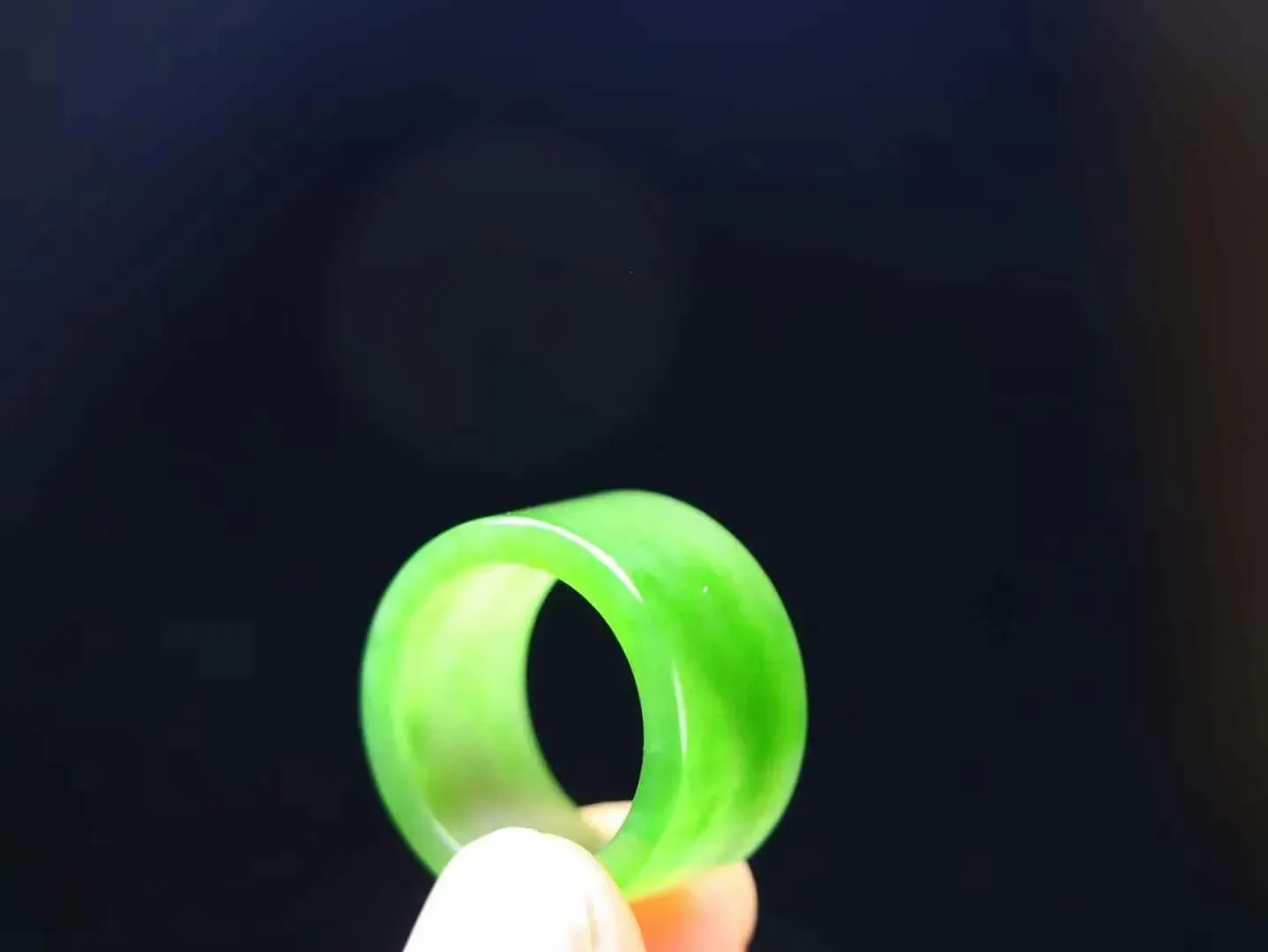（古韵.扳指）

精品和田玉碧玉扳指 指环 戒圈。七号矿老料 纯正菠菜绿，直切工艺，款式精美，玉质细腻温润，油润感十足， 整器古韵生辉。优雅高贵。运筹帷幄于掌中，决胜于千里之外。

重6.3克   圈口18mm 尺寸12-2.7mm FS8242041278O