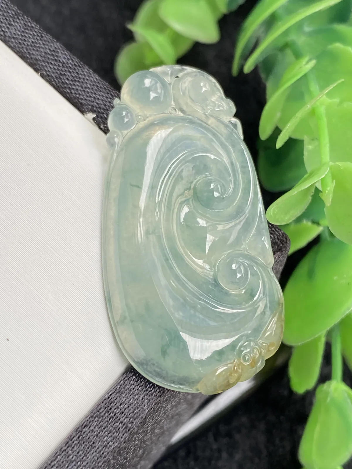 推荐【冰飘花三彩如意】无纹裂，水润冰透，起光，飘蓝花招财黄翡，细腻种老，超值～～