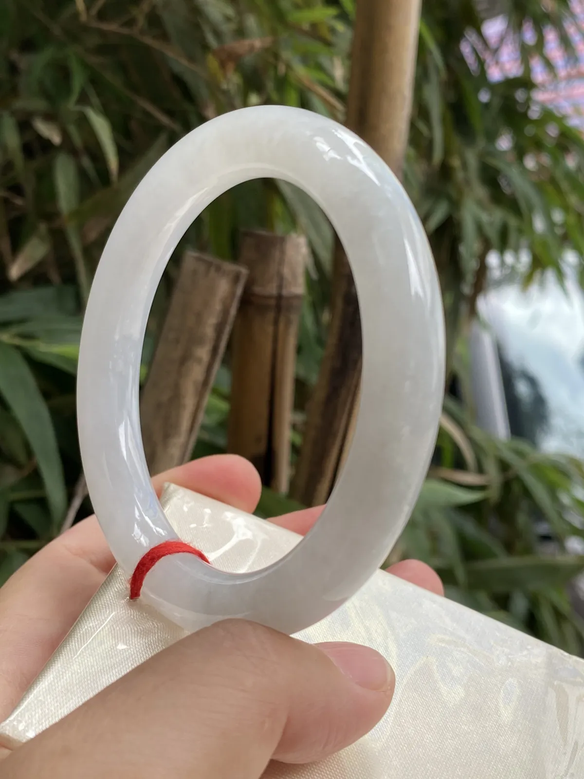推荐【59.7圈圆条镯】大圈口，冰冰糯糯，水水润润，细腻，种老，水头好，超值～～ 细腻59.7*