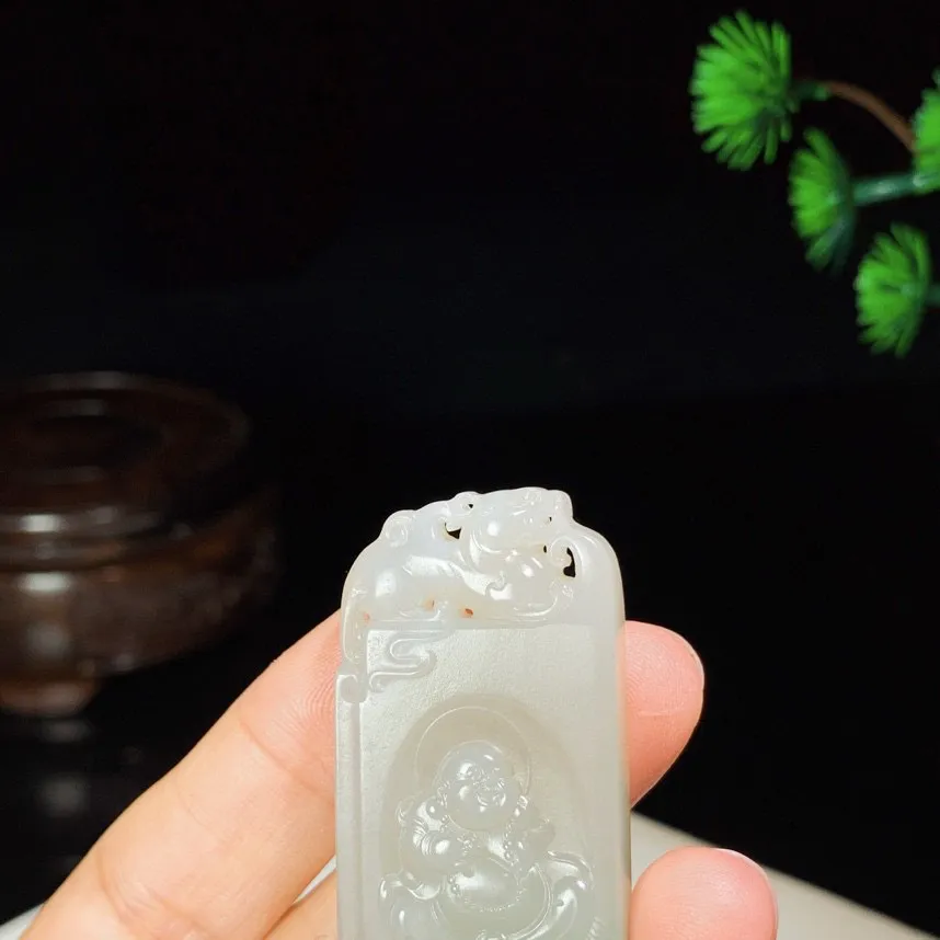 和田玉青海翠翠青佛引福来牌子挂件。尺寸46/24/8重21克，玉质细腻油润 脂粉好，品质好！lt250531