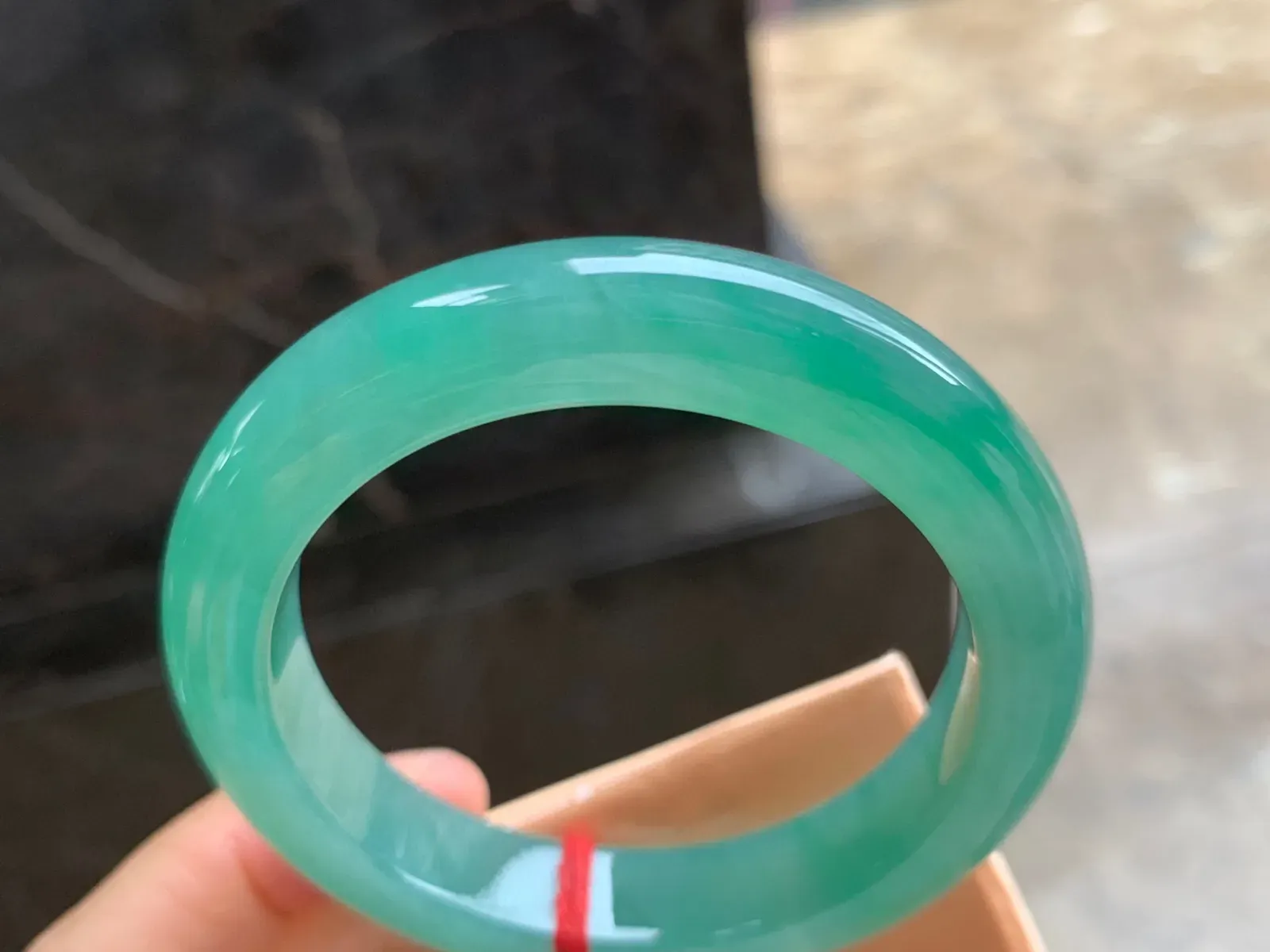 53.5-11.5-9mm
冰绿手镯 水润冰透 颜色漂亮 实物更好看