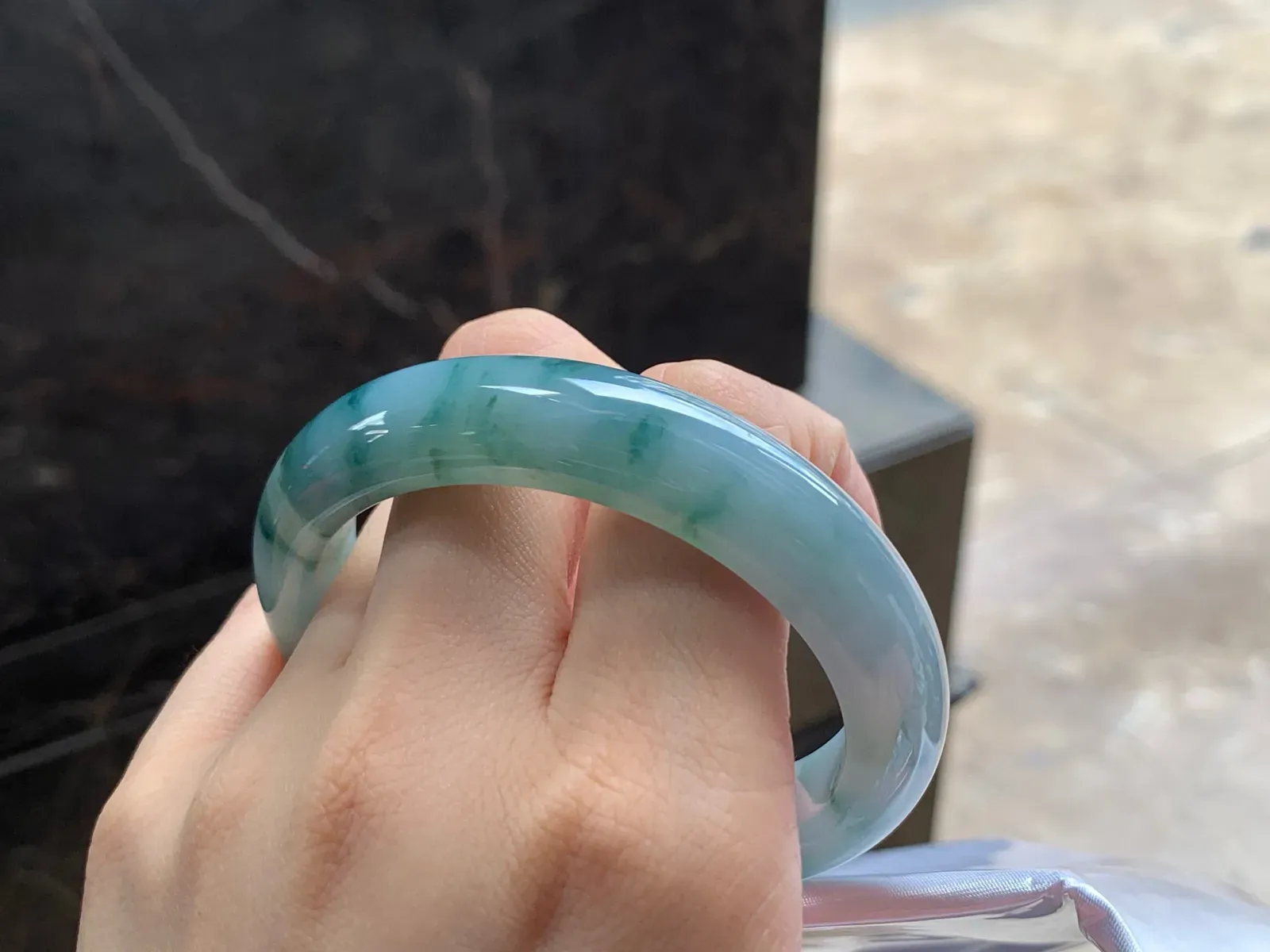 飘花手镯
玉质细腻 55/12.3/8.8mm