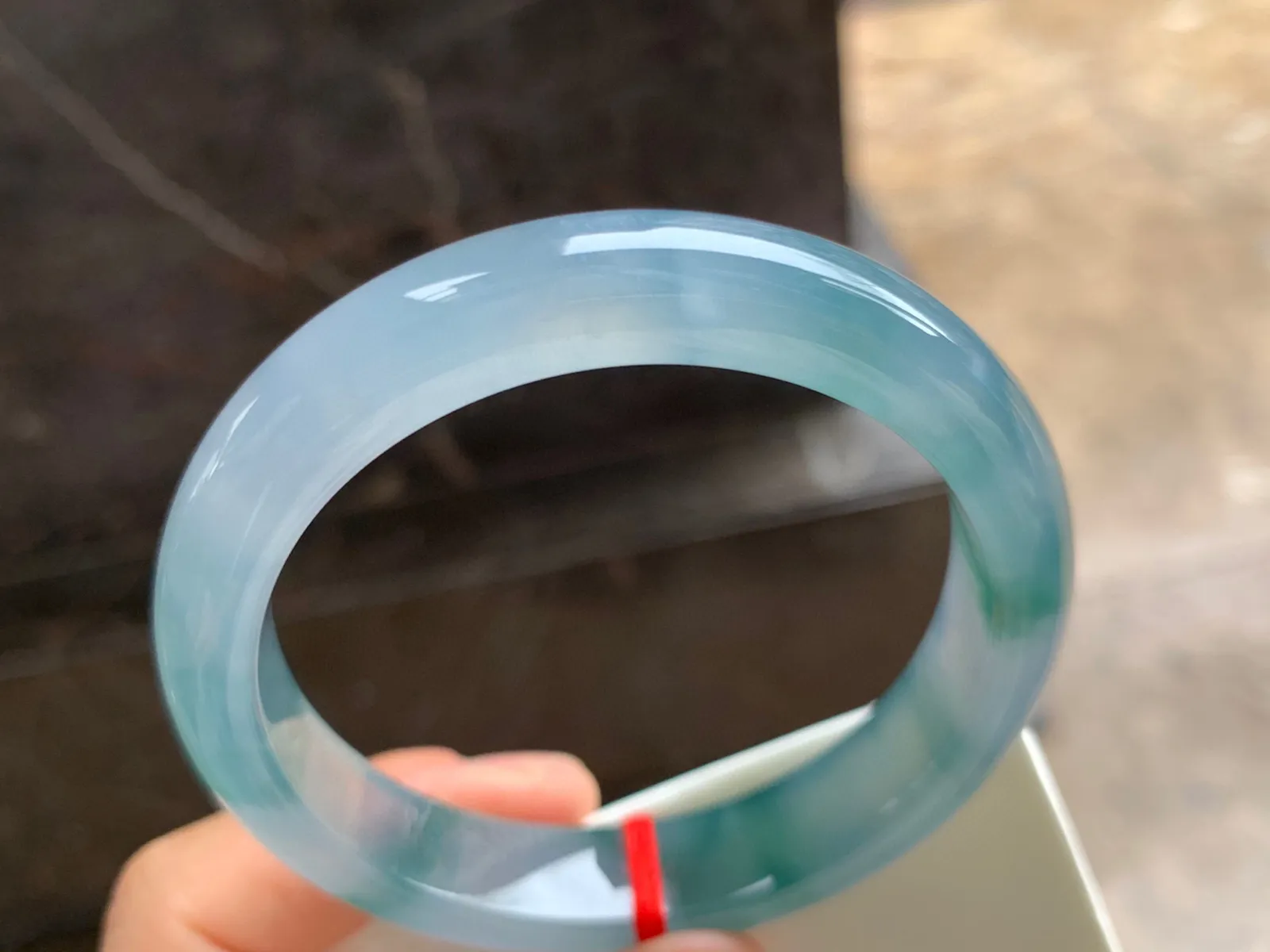 57-12.5-8.5mm
冰种飘花手镯 水润冰透 起胶的料子 性价比不错的