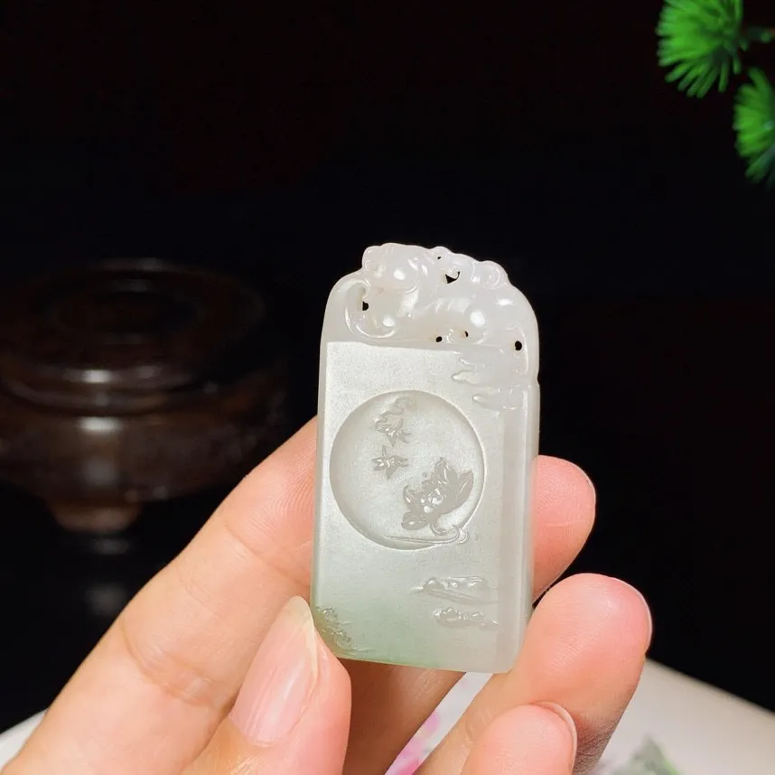 和田玉青海翠翠青佛引福来牌子挂件。尺寸46/24/8重21克，玉质细腻油润 脂粉好，品质好！lt250531