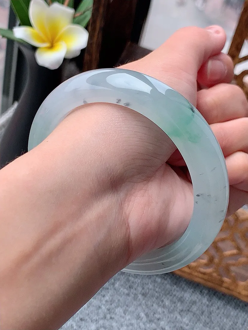 a货翡翠老坑冰种飘绿厚装正装正圈手镯59-60大圈口 尺寸59×13.6×9.7mm 重量84.17g 0531