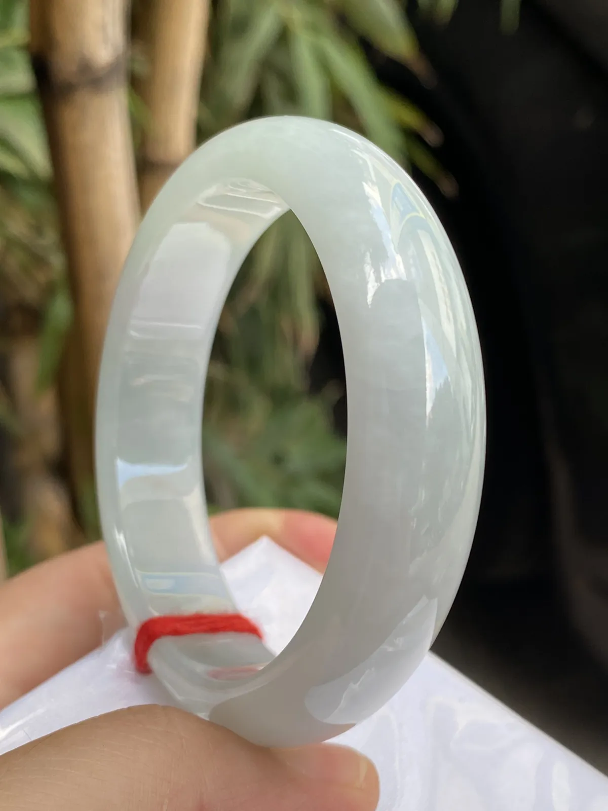 推荐【55.2圈淡绿镯】飘淡绿花，水润，细腻，种老，水头好，超值～～ 透光见纹