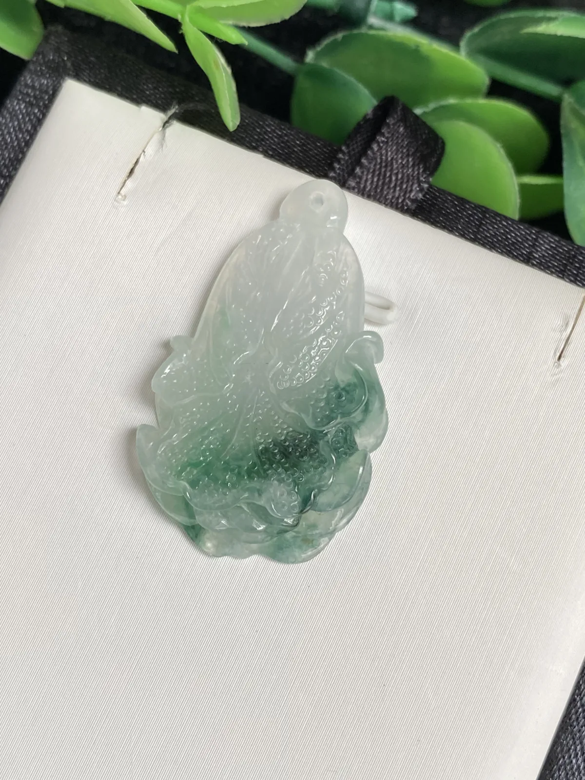 推荐【冰飘花白菜】百财俱来，正财偏财都招来的，无纹裂，巧雕，飘花蓝绿，水润起光，超冰透，细腻，品相佳，超值～～34.5*20*6.4