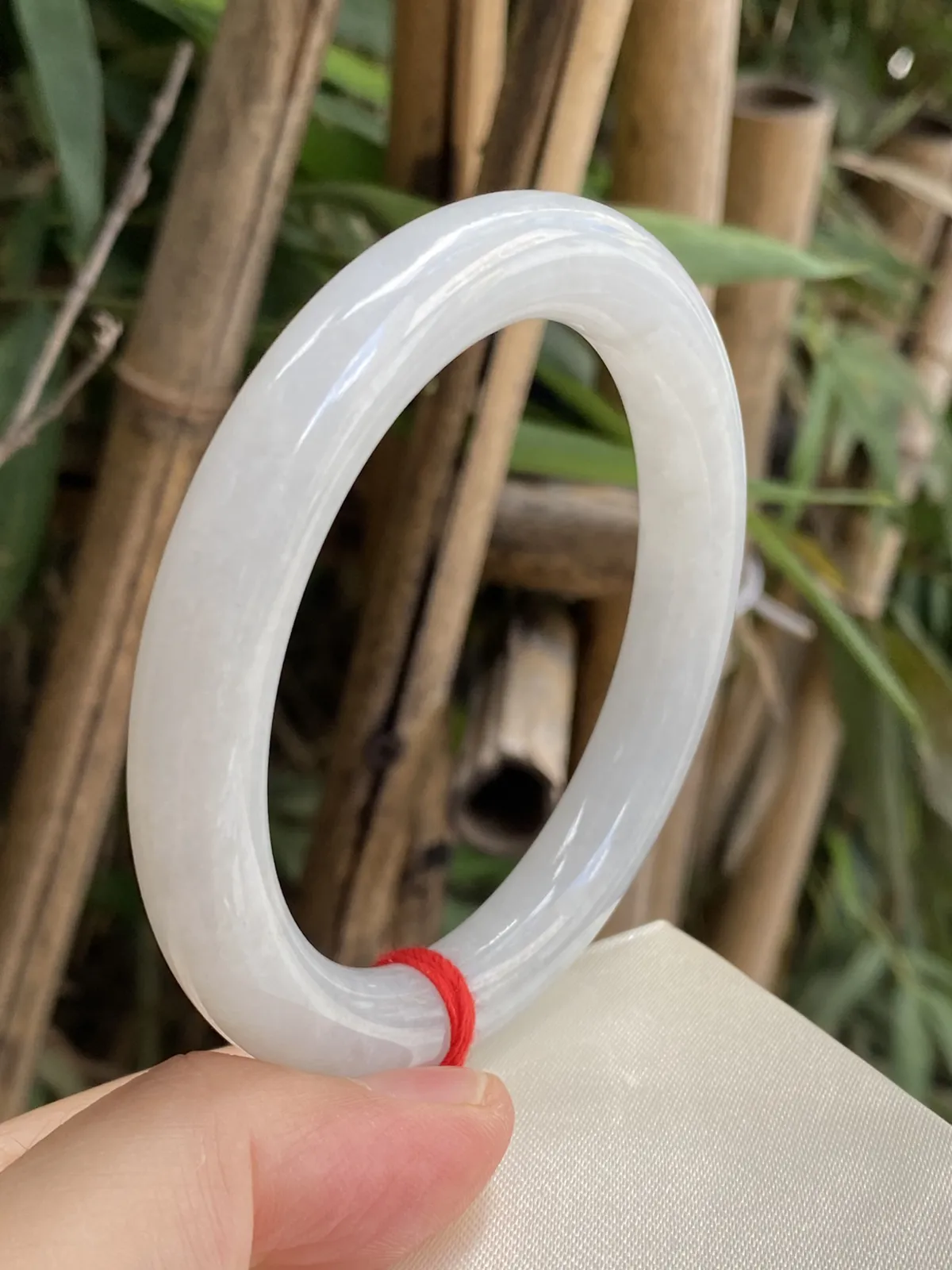 推荐【59.1圈圆条镯】冰冰糯糯，水水润润，细腻，种老，水头好，超值～～ 细腻59.1*10.5*10