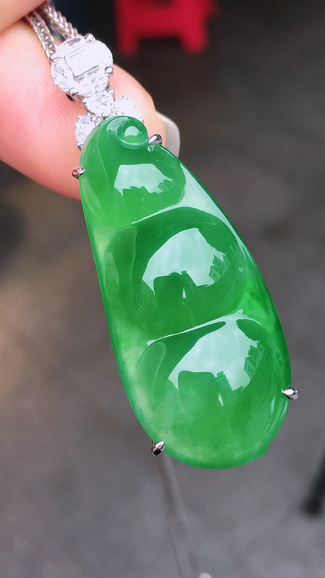 阳绿福豆吊坠，色泽均匀艳丽，玉质细腻，荧光感超
强，饱满水润，气质满满。18k
金豪华镶嵌