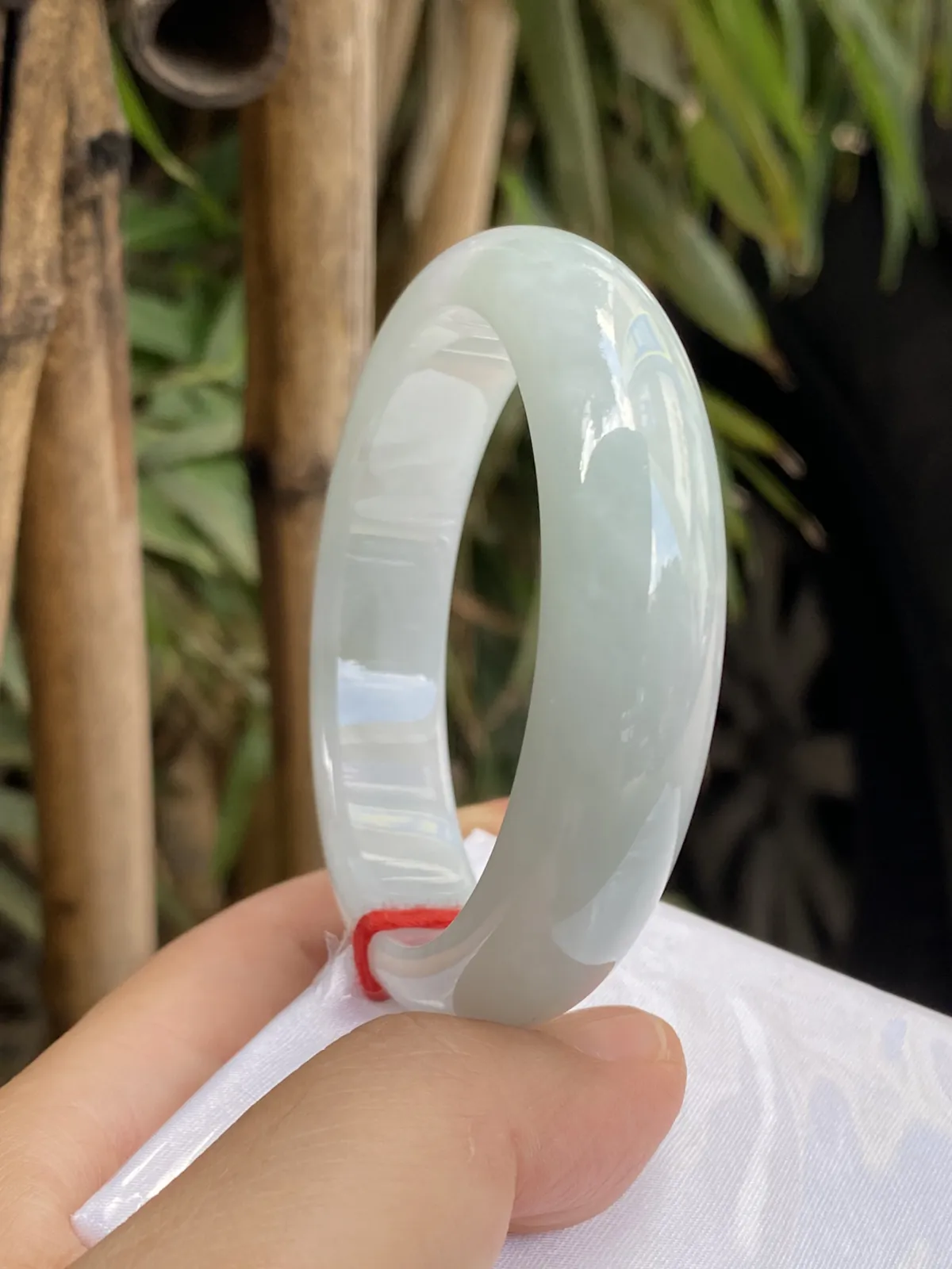 推荐【55.2圈淡绿镯】飘淡绿花，水润，细腻，种老，水头好，超值～～ 透光见纹