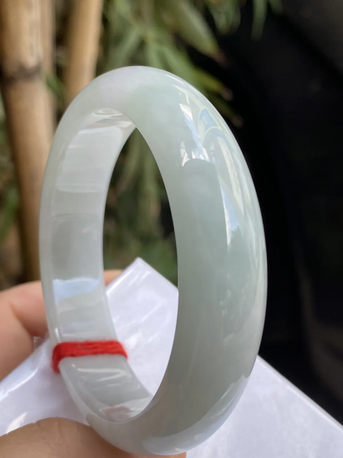 推荐【55.2圈淡绿镯】飘淡绿花，水润，细腻，种老，水头好，超值～～ 透光见纹