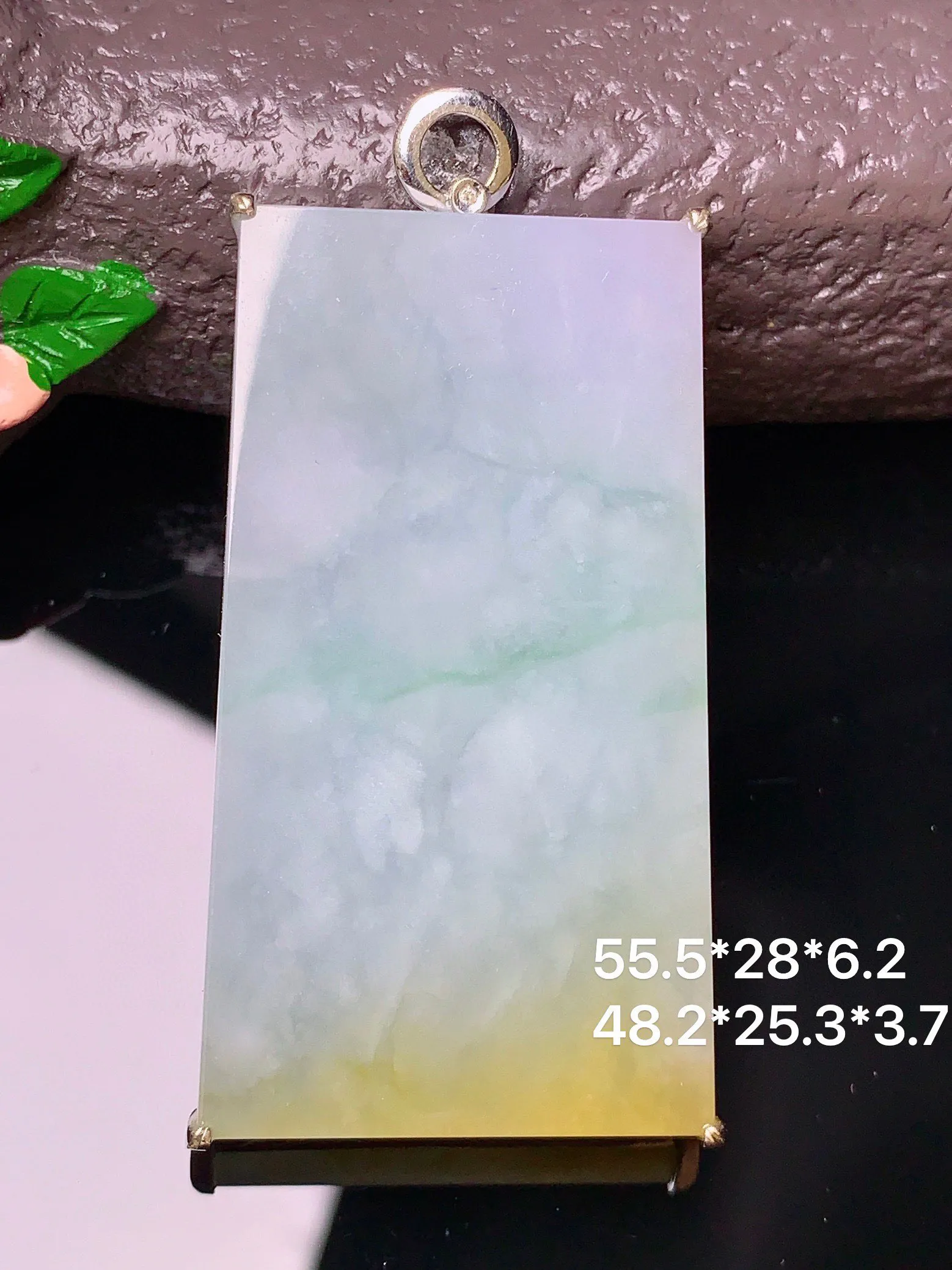 18k金镶嵌飘黄翡无事牌吊坠 玉质细腻 色泽艳丽清新 整体尺寸55.5*28*6.2