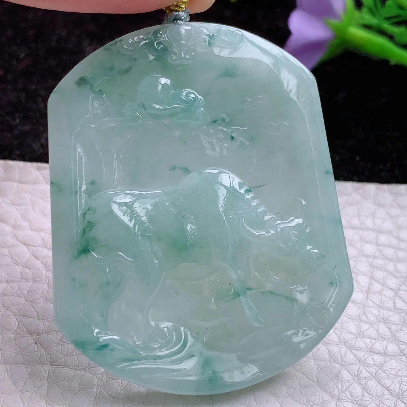 rp实拍52.8*43*5.5 天然翡翠胶感飘花生肖牛 扭转乾坤玉坠 玉挂件