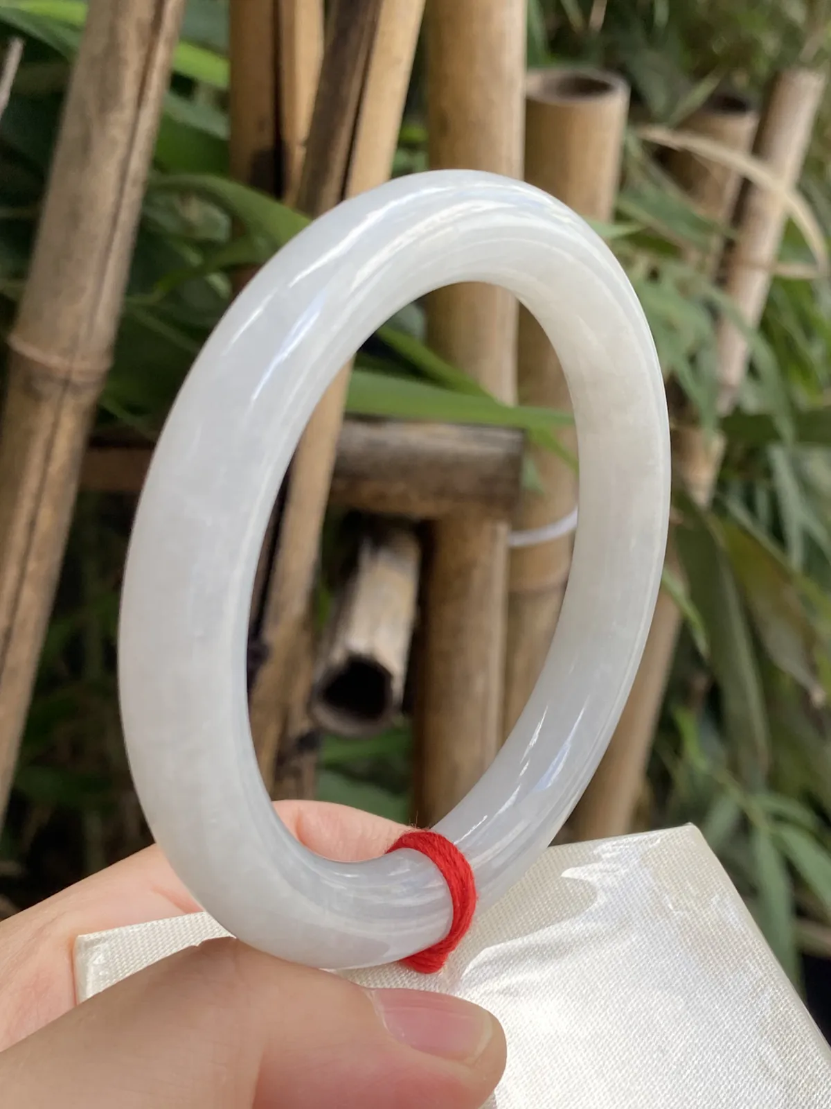 推荐【59.1圈圆条镯】冰冰糯糯，水水润润，细腻，种老，水头好，超值～～ 细腻59.1*10.5*10