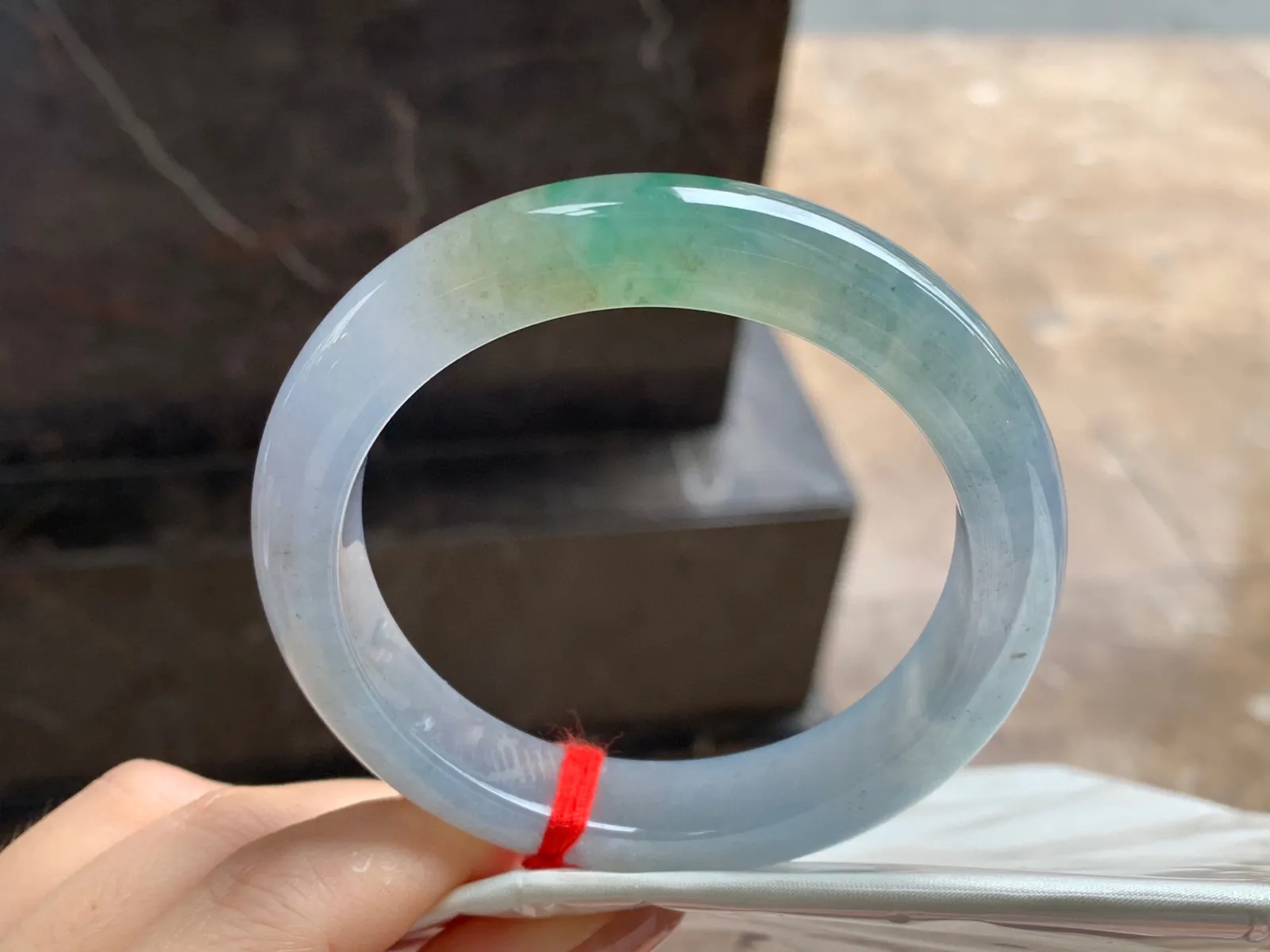 三彩特色镯
尺寸：58.2-12.2-9.5mm
水润十足～有特色的料子