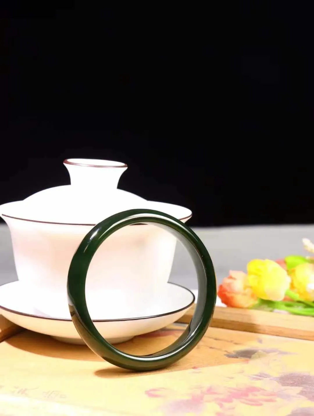 【碧波流转】

精品和田玉碧玉手镯，老料 红皮料 深菠菜绿 玉质细腻温润，带红皮，款式精美 美自天成，佩戴于腕间，婉约之美，举手投足间透出那份低调奢华，醉人心扉。
重35克 圈口57mm 尺寸10.8-6mm  O82420510421