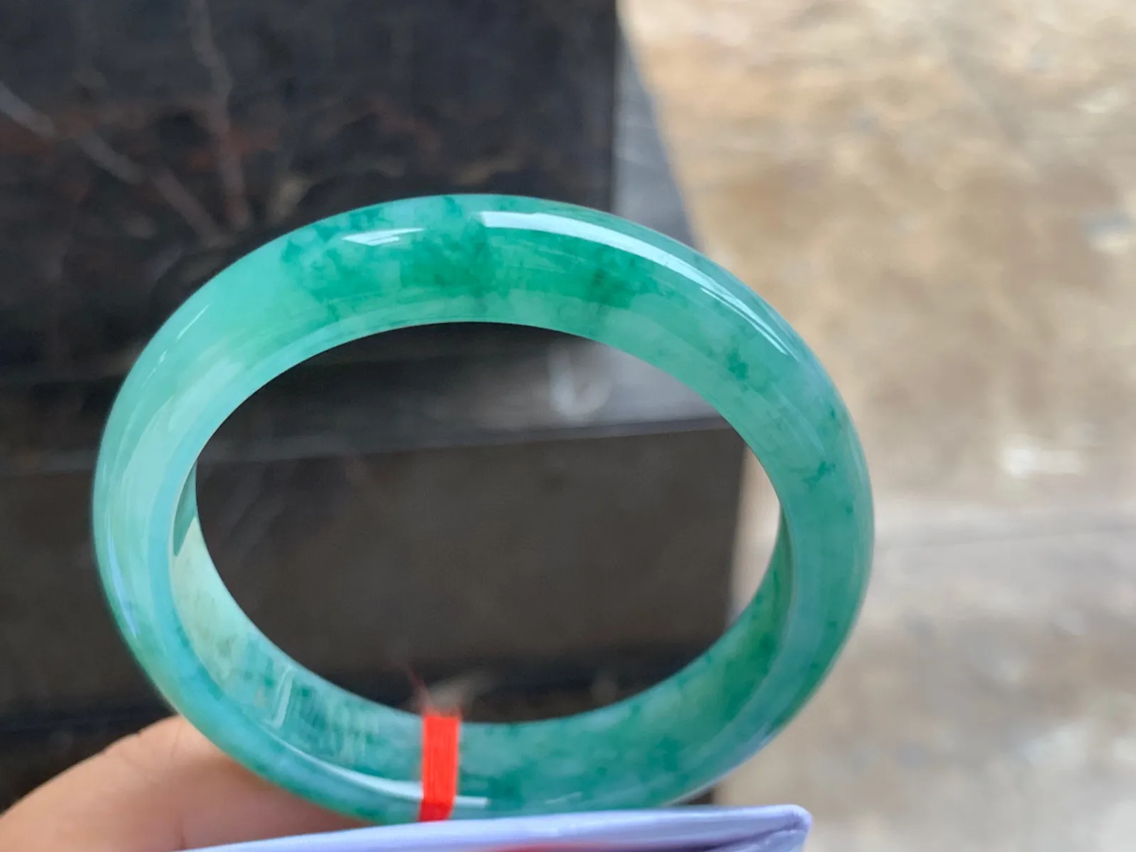 56-10mm
冰种橄榄绿圆条手镯 冰透起光 起胶的料子 颜色独特漂亮