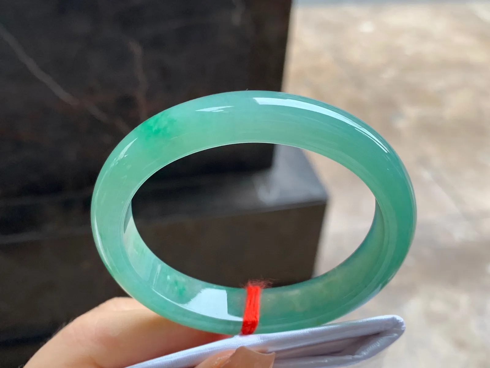 晴绿贵妃镯
尺寸：53.8-11.8-7.6mm
水润十足～有特的一支 正圈50 51可以戴推荐