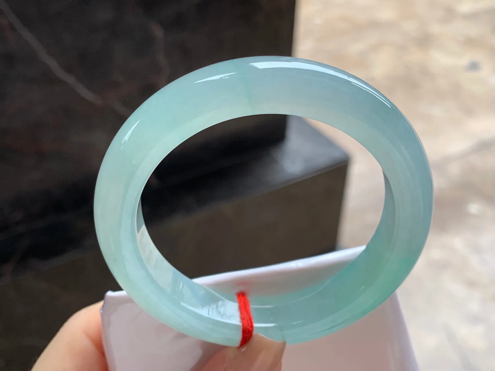 冰晴绿手镯
尺寸：55.6-12-9.5mm
种水好 条形厚实 甜甜的底色