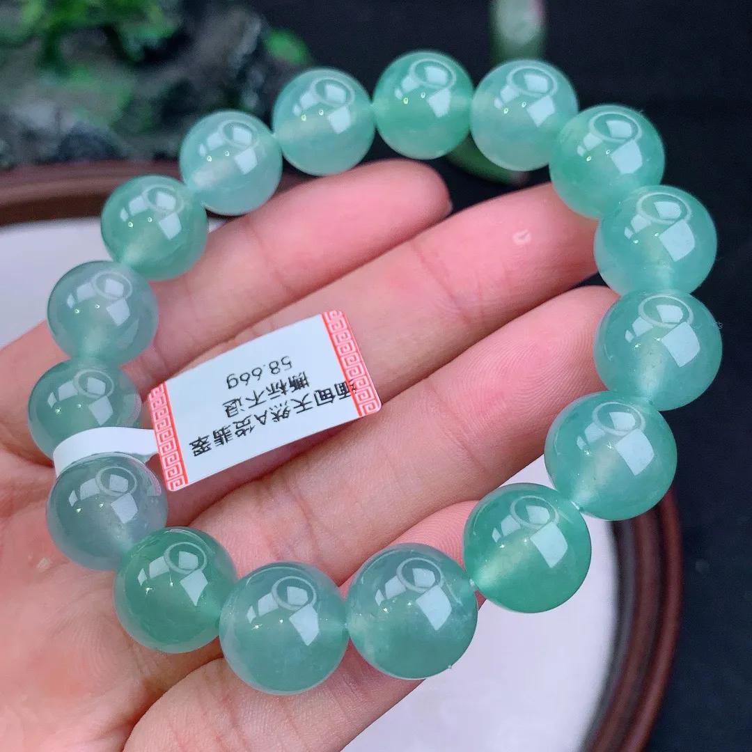 天然A货翡翠冰满色圆珠手串
尺寸12.8mm   重58.66g