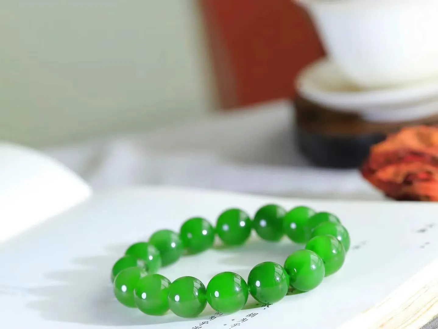 【福运绵延.手串】

精品 和田玉碧玉圆珠手串，承载着千年玉文化的深厚底蕴，寓意吉祥如意、福运绵长。每一颗珠子都经过精心打磨，圆润光滑，为您带来宁静与祥和。重53.8克 尺寸取一12.7mm  fDT-7960200