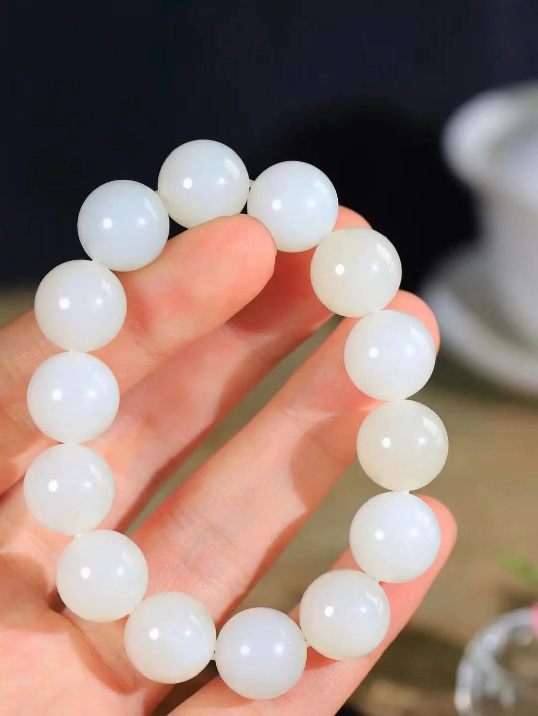 【腕间风华.手串】

货头精选 和田玉白玉手串，天然纯净，玉质细腻，圆润如珠，佩戴于腕间，尽显高贵气质。无论是日常搭配还是重要场合，都是您优雅风范的点睛之笔。重59.5克  尺寸取一14mm  2160254T