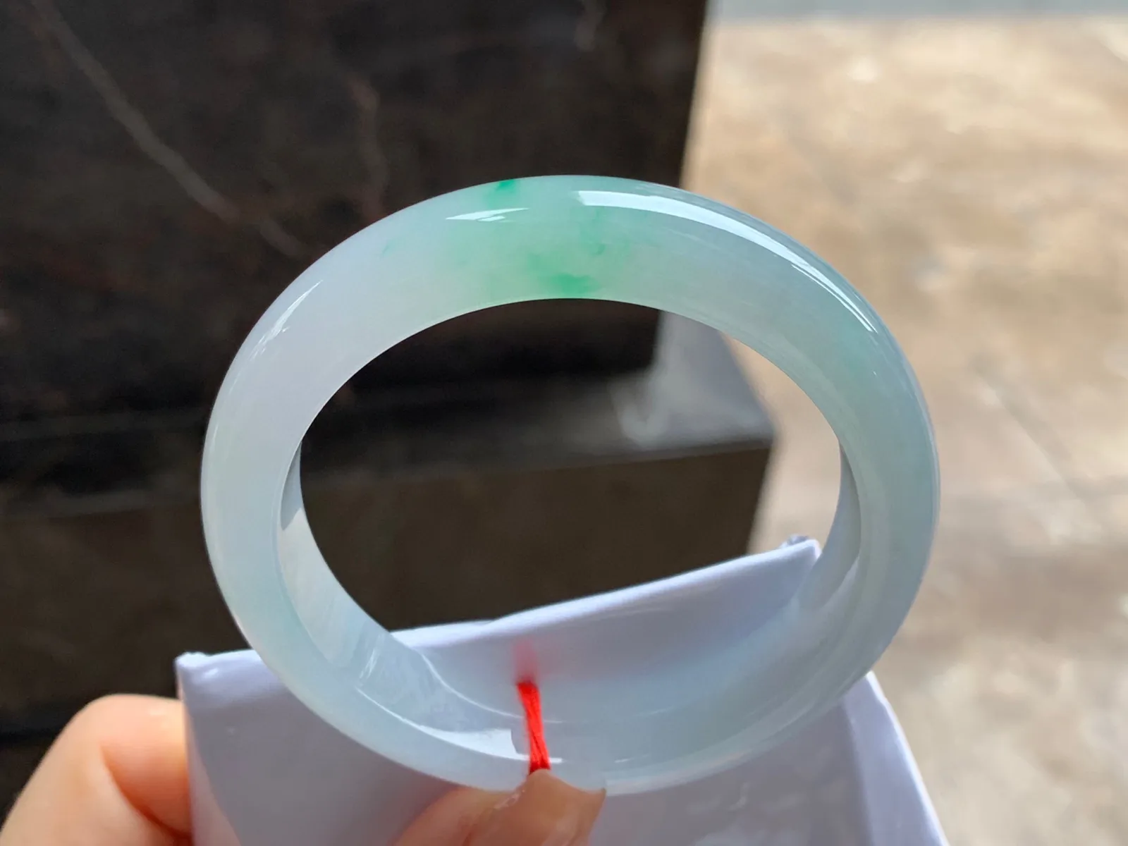金丝绿手镯
尺寸：55.5-12.2-8.7mm
有种有色～很漂亮的料子上手好看
