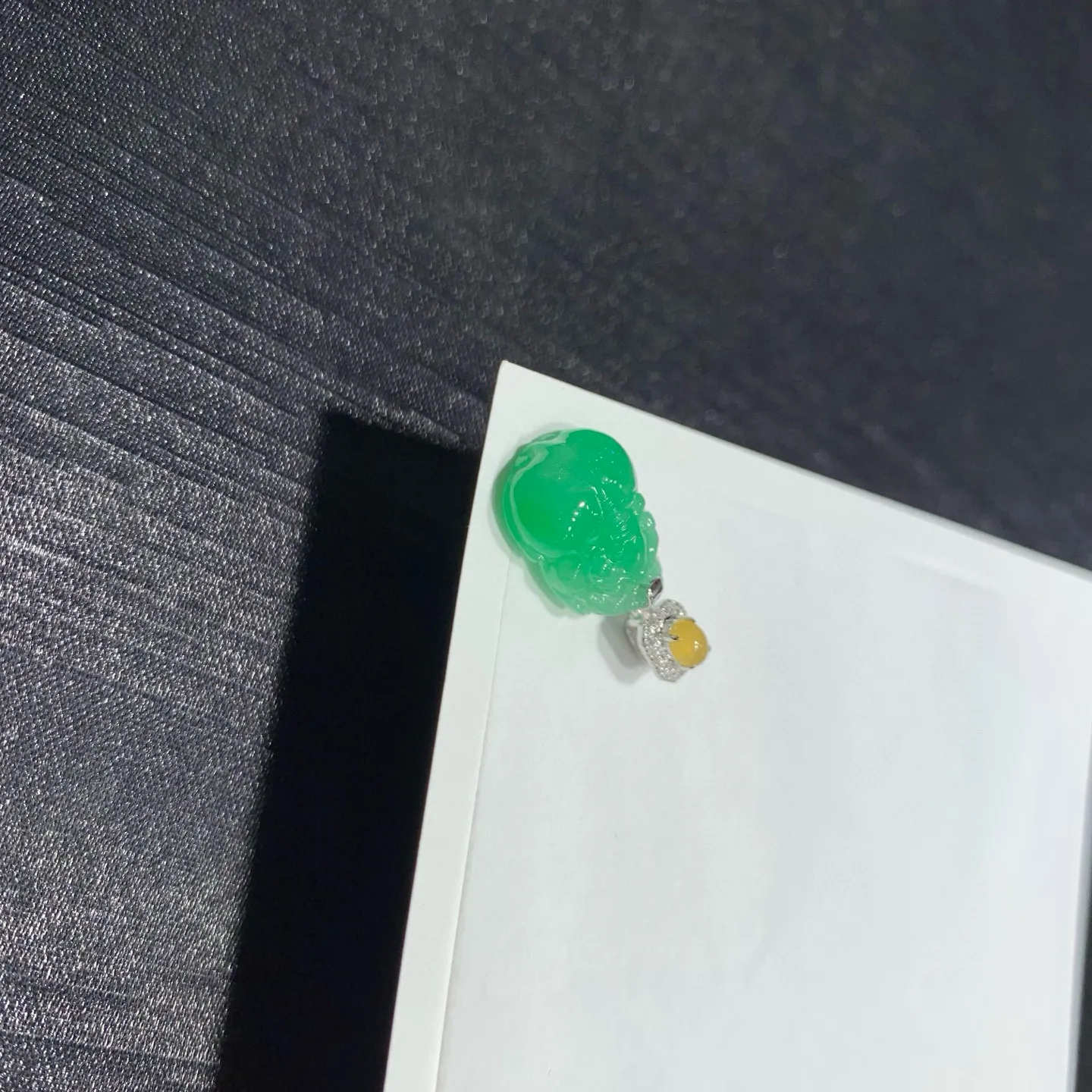 阳绿·貔貅#私人专拍链接#
这抹绿太绝了！浓郁透亮不偏色，是翡翠里妥妥的“贵族色”！嘴衔冰黄翡，好