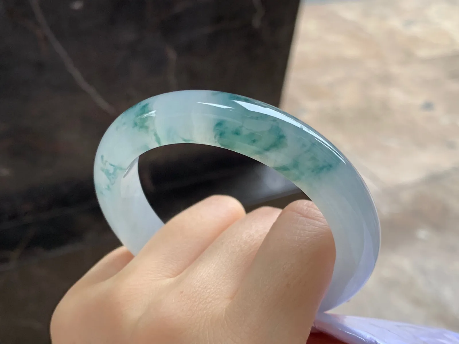 冰种飘花手镯
尺寸：56.2-12.1-9.3mm
冰味十足～飘花浓郁