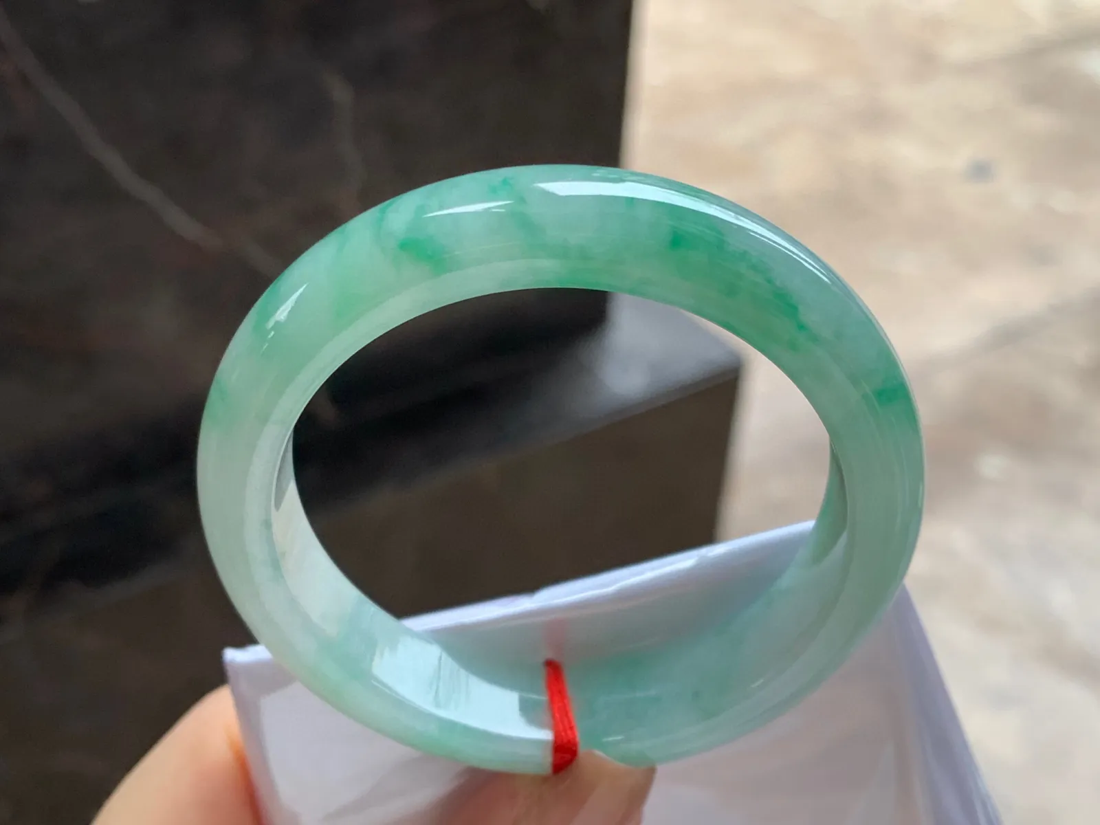 带色手镯
尺寸：53-12.1-7.8mm
底子细腻干净～绿花