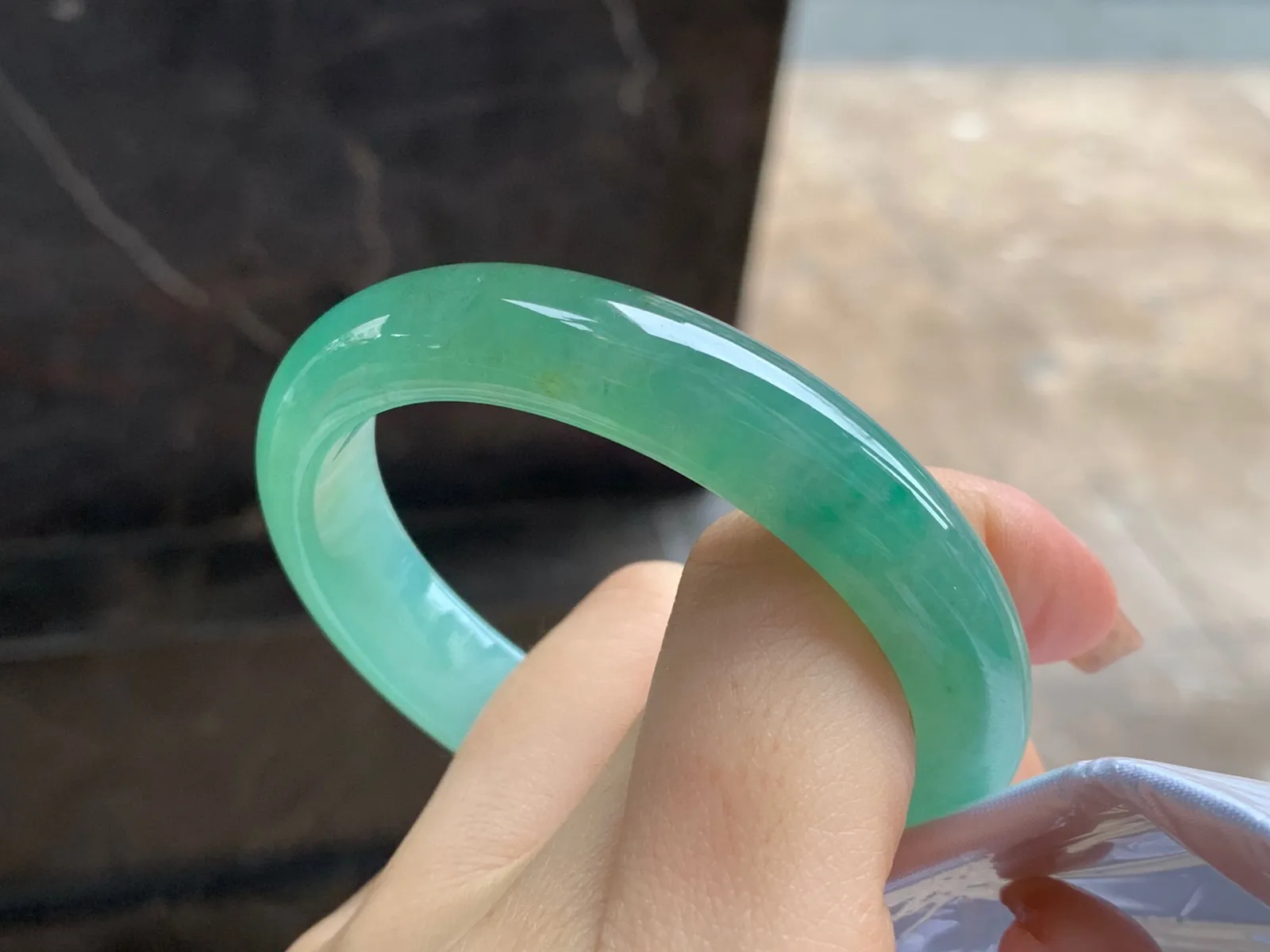 晴绿贵妃镯
尺寸：53.8-11.8-7.6mm
水润十足～有特的一支 正圈50 51可以戴推荐