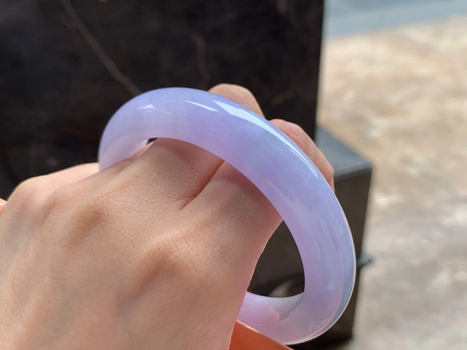 糯种春色大圈手镯
尺寸：60.3-13-10.3mm
颜色浓郁～大圈口上手漂亮