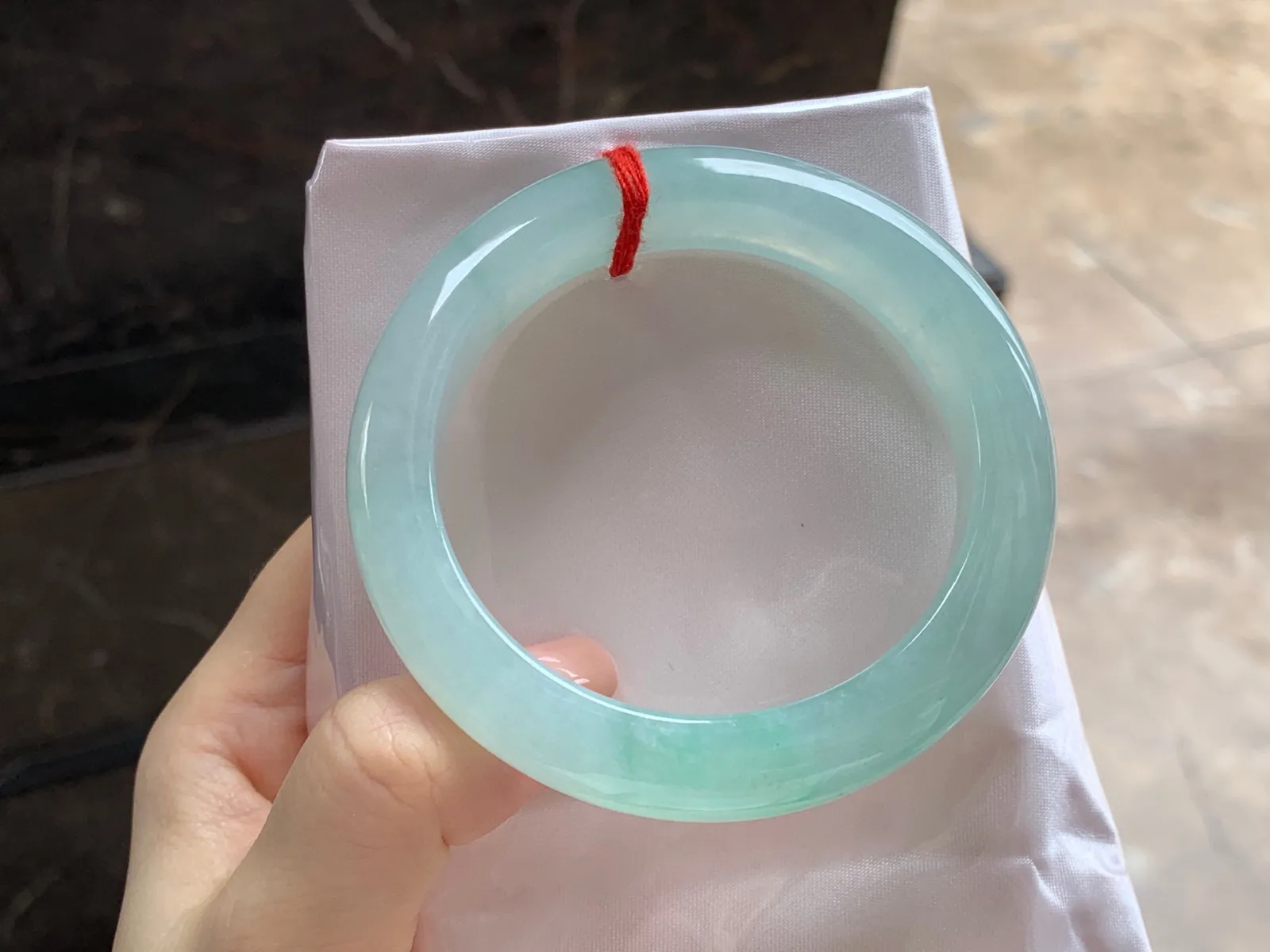 冰晴绿手镯
尺寸：55.6-12-9.5mm
种水好 条形厚实 甜甜的底色 气质