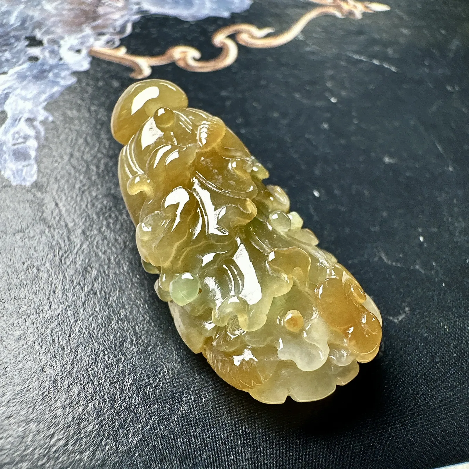 【冰糯种黄加绿白菜吊坠】品相很不错，质地细腻，佩戴上手都不错，小精品。