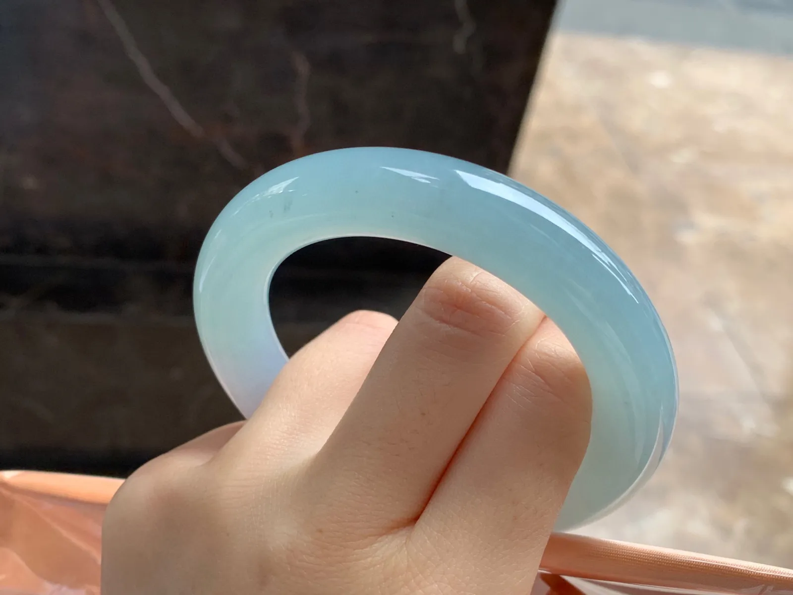 晴水圆条手镯
尺寸：55-12.3mm
种水好 纯纯的
