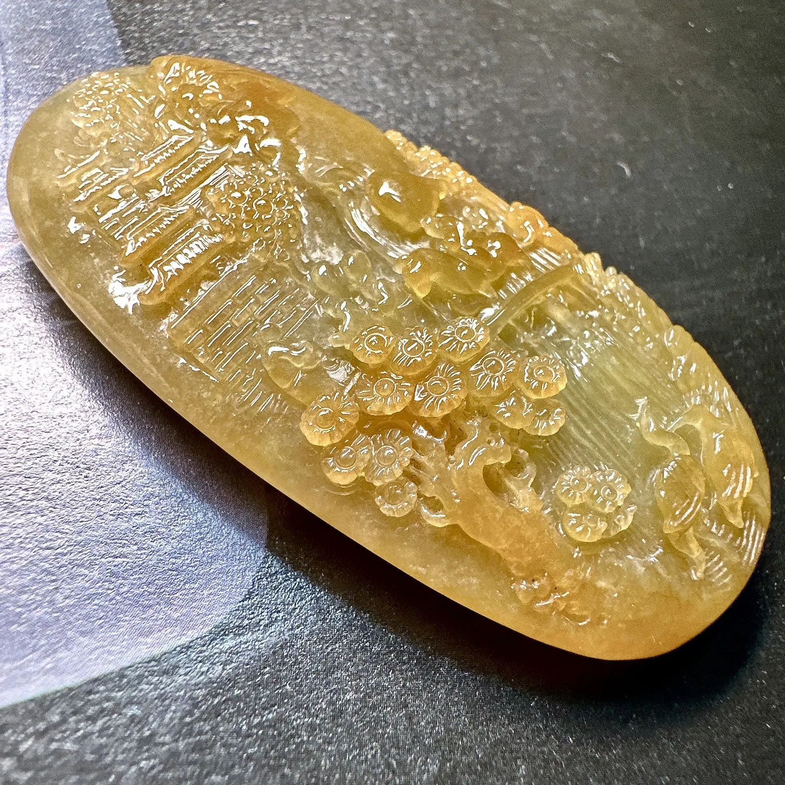 【冰糯种黄翡山水牌】特色件，质地细腻，水润感好，雕琢非常精细，背面雕刻盘龙