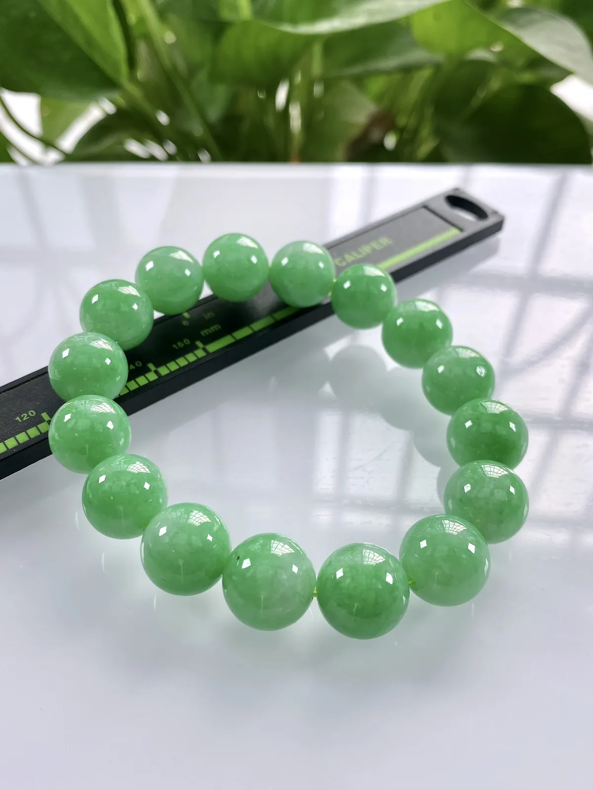 缅甸天然翡翠A货，卡13冰润满绿豆阳绿圆珠手串手链，尺寸：13mm/16颗，重量：56.92g