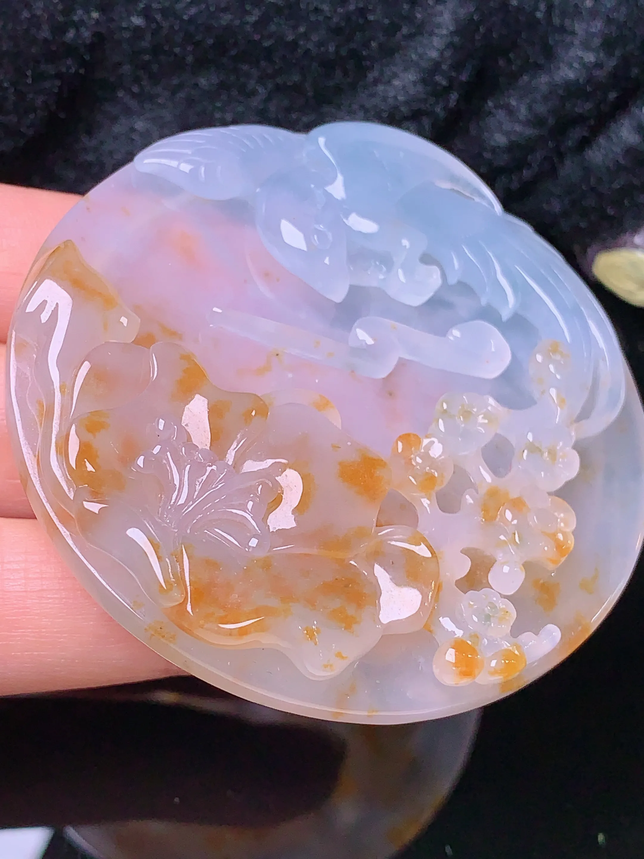 飘红翡梅花牌吊坠 玉质细腻 色泽艳丽清新 整体尺寸85*8.5