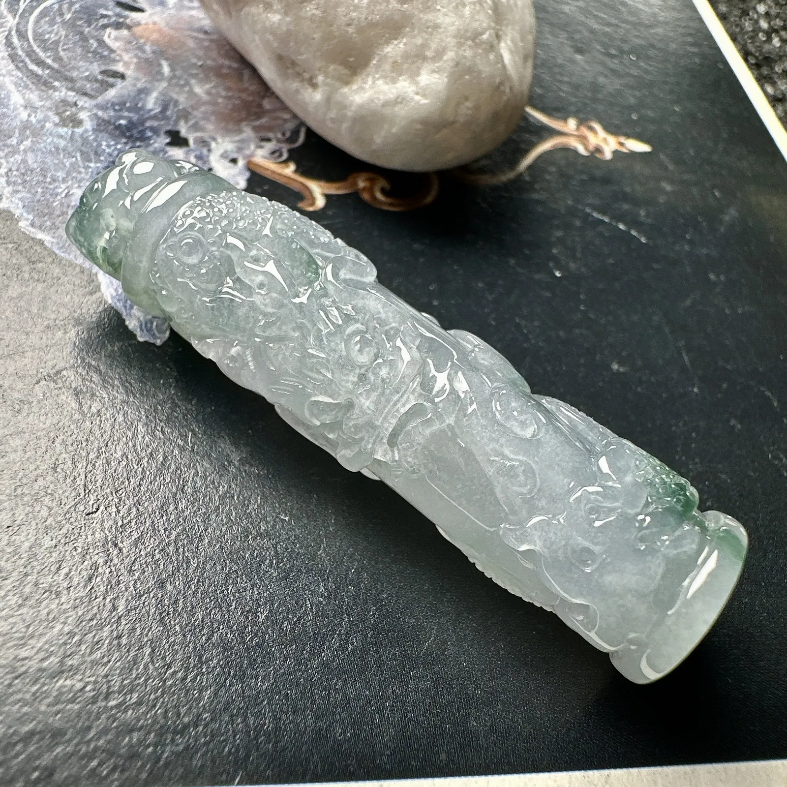 【冰糯飘花龙柱】很少见的题材，巧雕龙头，颇有特色。细节雕刻到位，推荐入手