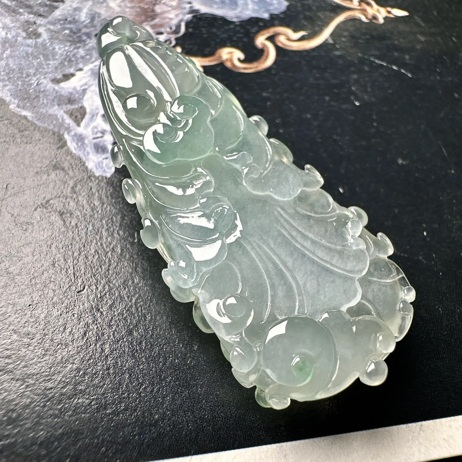 【冰种飘绿白菜】冰感强烈，质地细润通透，起胶。雕琢得很有立体感，品质上佳