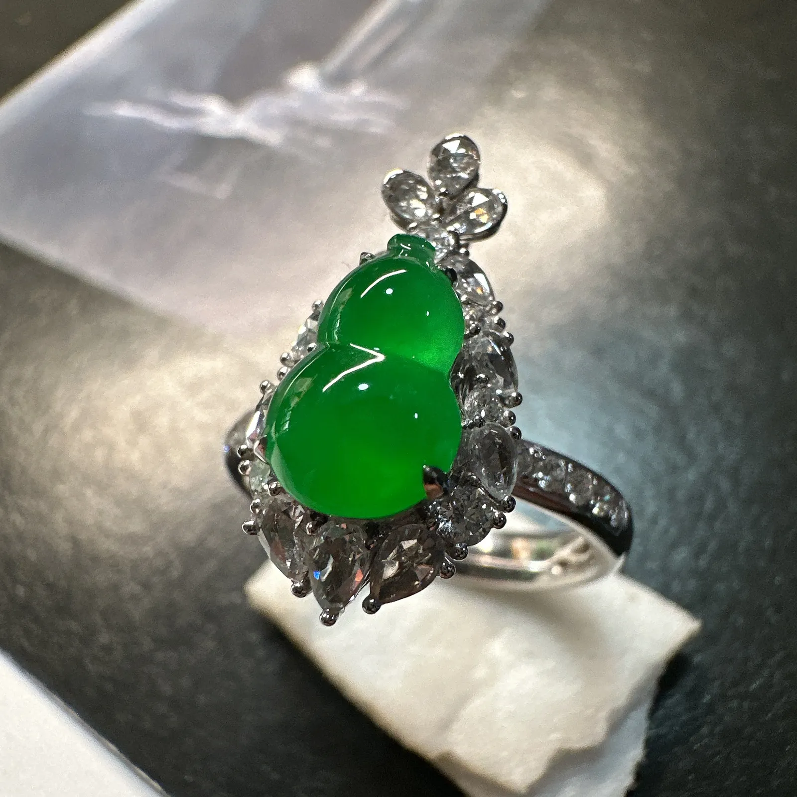 【冰种阳绿葫芦】吊坠戒指两用款，非常纯正，色标级别的阳绿色泽，冰感好，饱满度好，品质之选。18k金钻镶嵌，裸石尺寸10*6.5*3.4毫米。