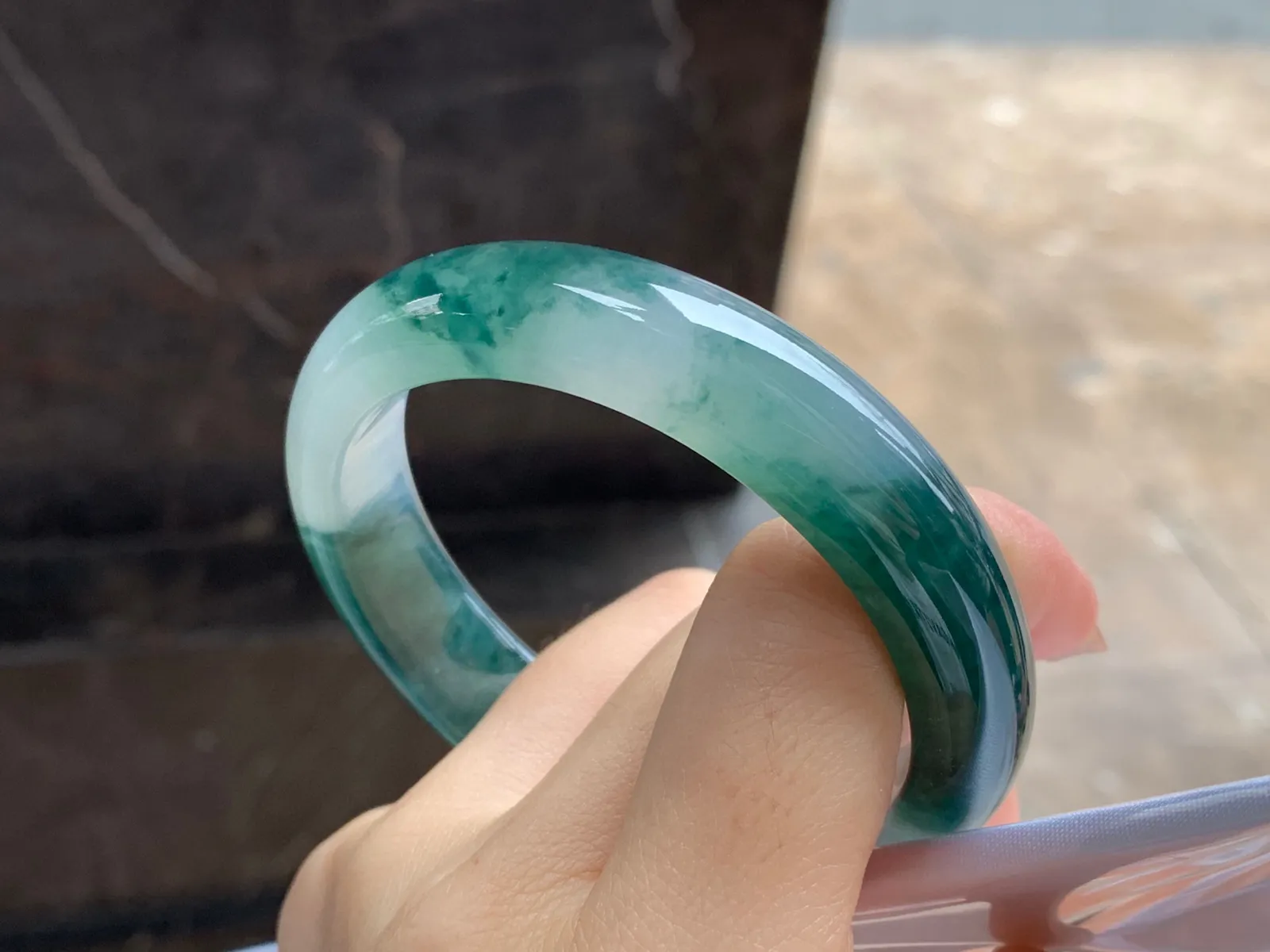 飘花手镯
尺寸：56.2-12.9-8mm
底子细腻干净～飘花浓郁