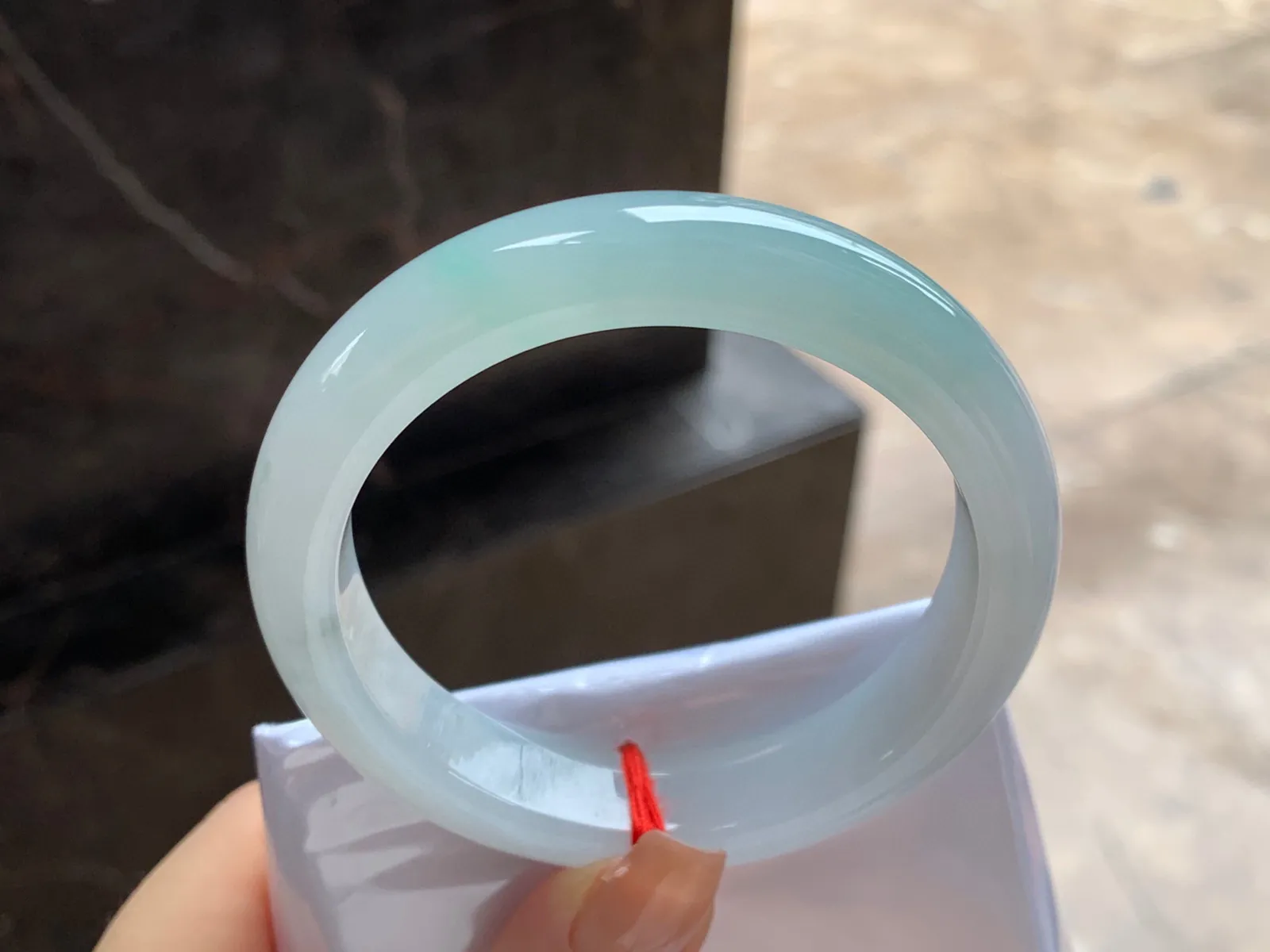 飘绿手镯
尺寸：55.7-12.5-8.5mm
肉质细腻水润～干净清秀