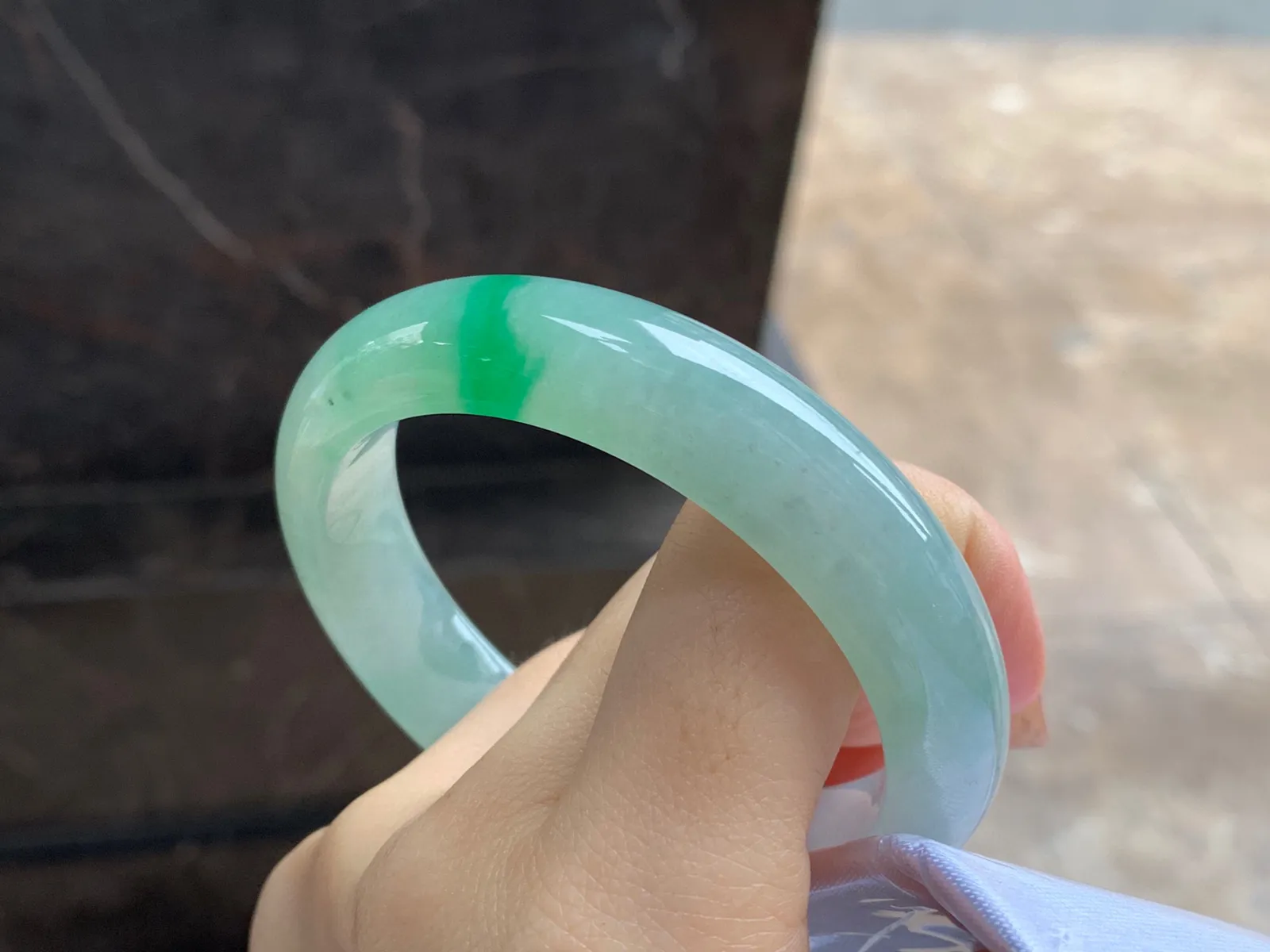带色手镯
尺寸：56.8-13.5-8.8mm
有种有色～绿色点缀上手好看