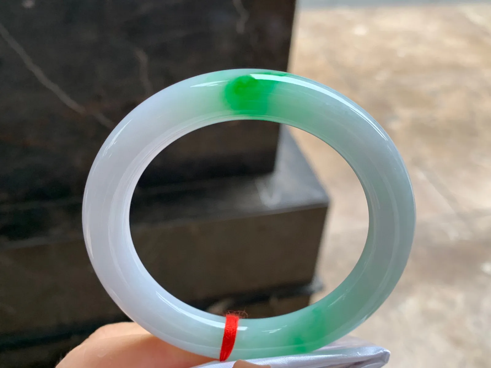 阳绿色圆条手镯
尺寸：55-10mm
底子细腻干净～绿色点缀